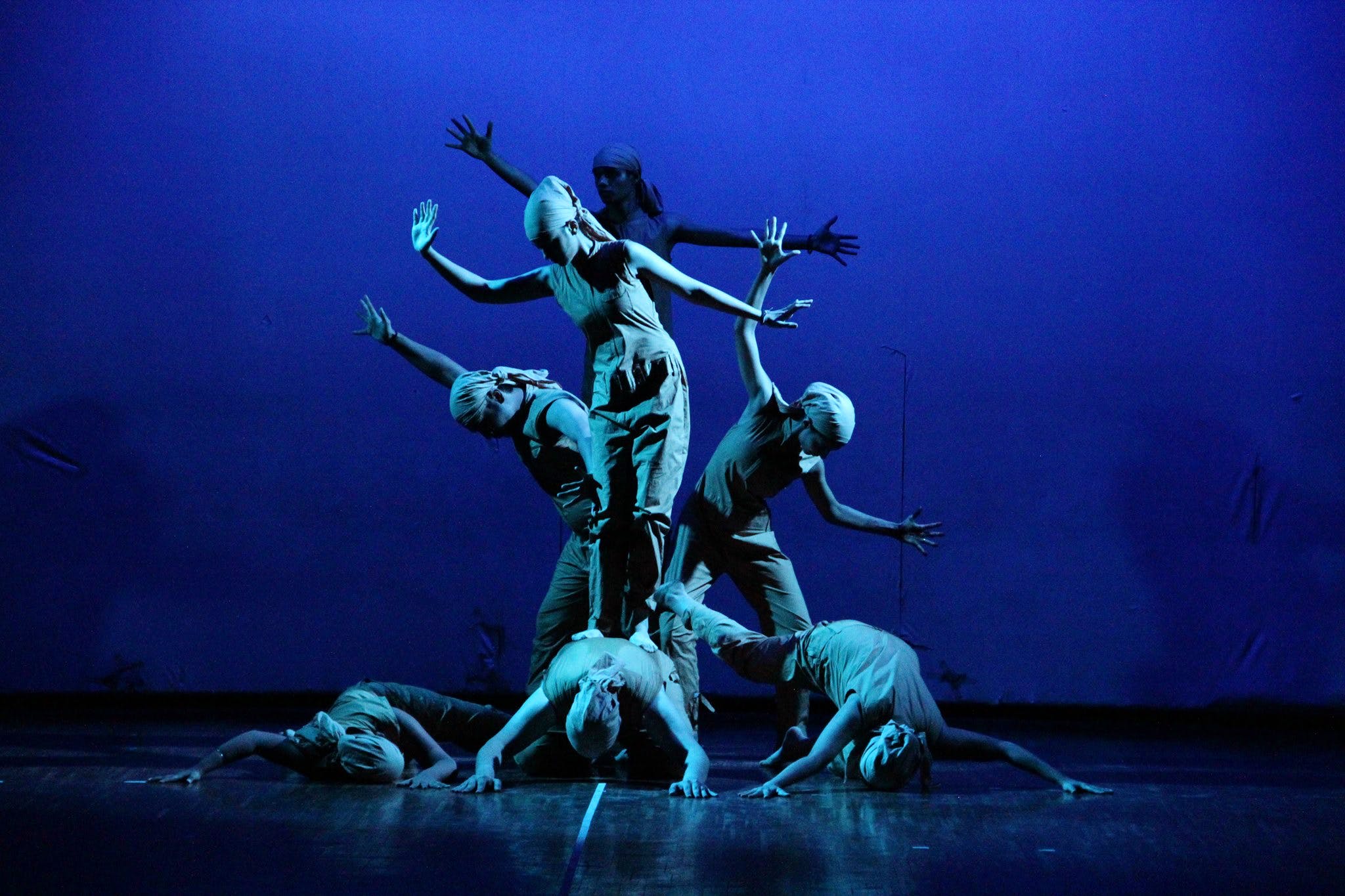 Performing arts,Entertainment,Performance,Performance art,Blue,Dance,Choreography,Dancer,Modern dance,Stage