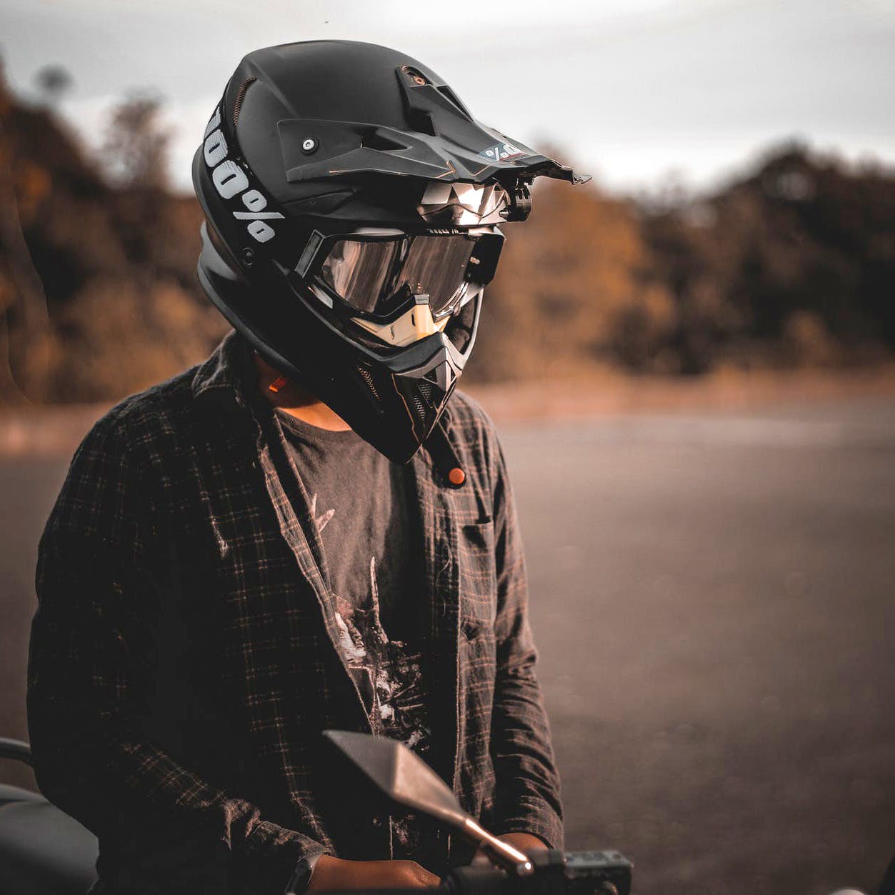 Helmet,Motorcycle helmet,Personal protective equipment,Sports gear,Headgear,Vehicle,Motorcycle,Outerwear,Sports equipment