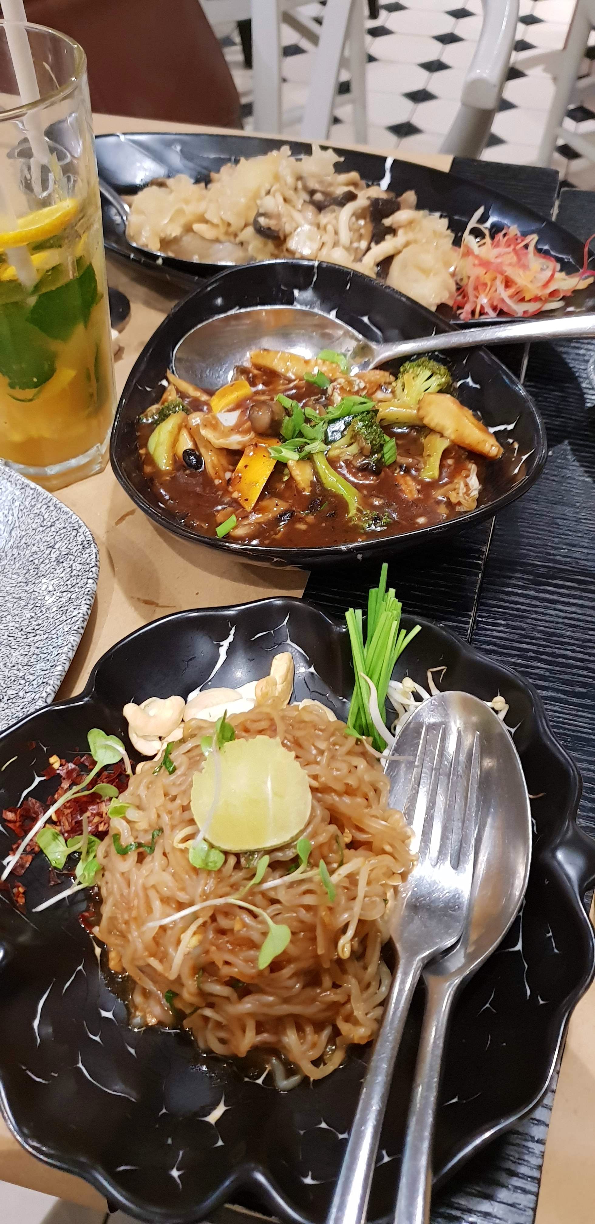 Dish,Food,Cuisine,Ingredient,Pad thai,Pancit,Rice noodles,Produce,Chinese food,Thai food