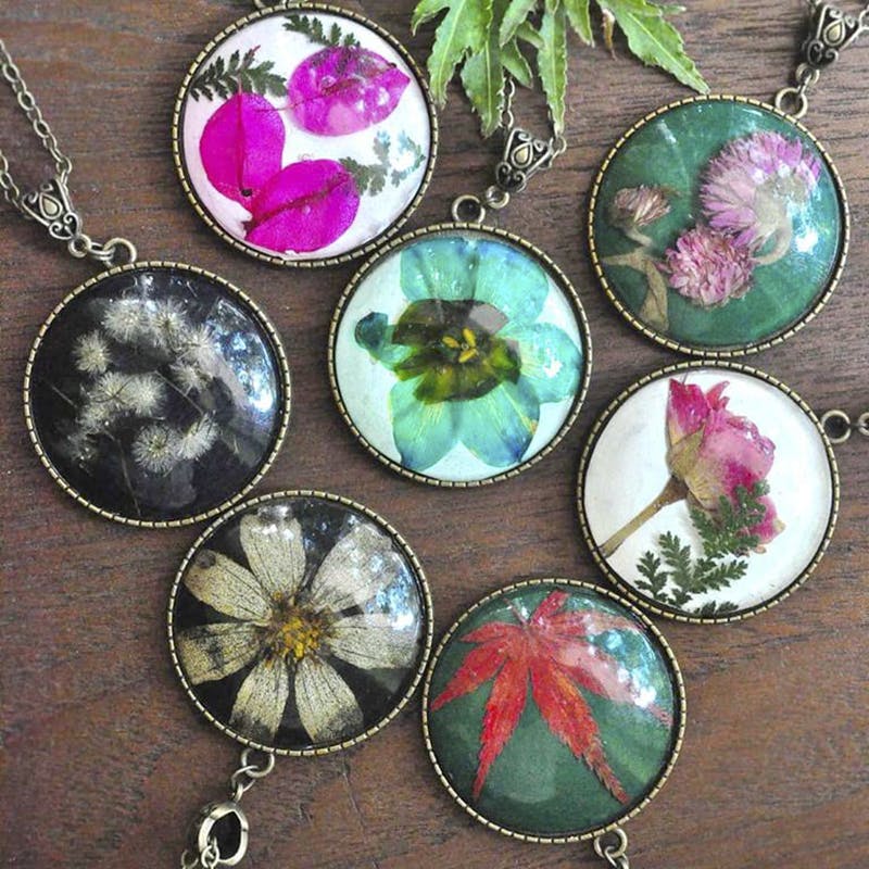 Pendant,Fashion accessory,Jewellery,Leaf,Locket,Body jewelry,Plant,Flower,Ornament