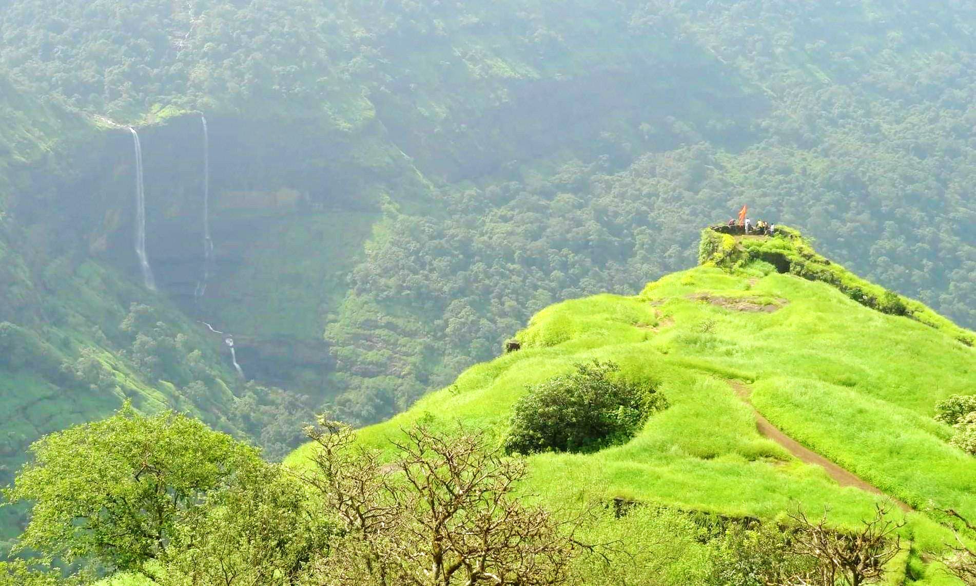 Hill station,Highland,Vegetation,Mountainous landforms,Natural landscape,Mountain,Hill,Ridge,Landscape,Mount scenery