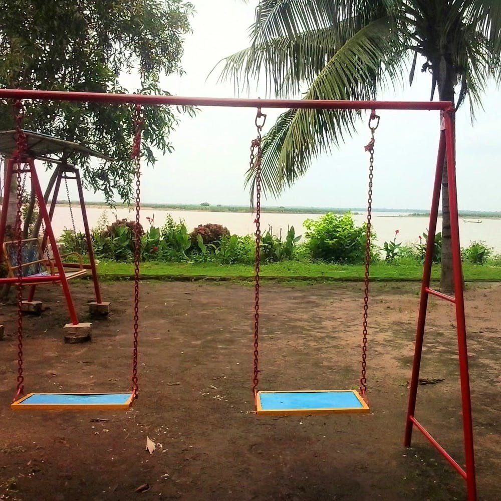 Swing,Outdoor play equipment,Public space,Playground,Human settlement,Tree,Recreation,Leisure,City