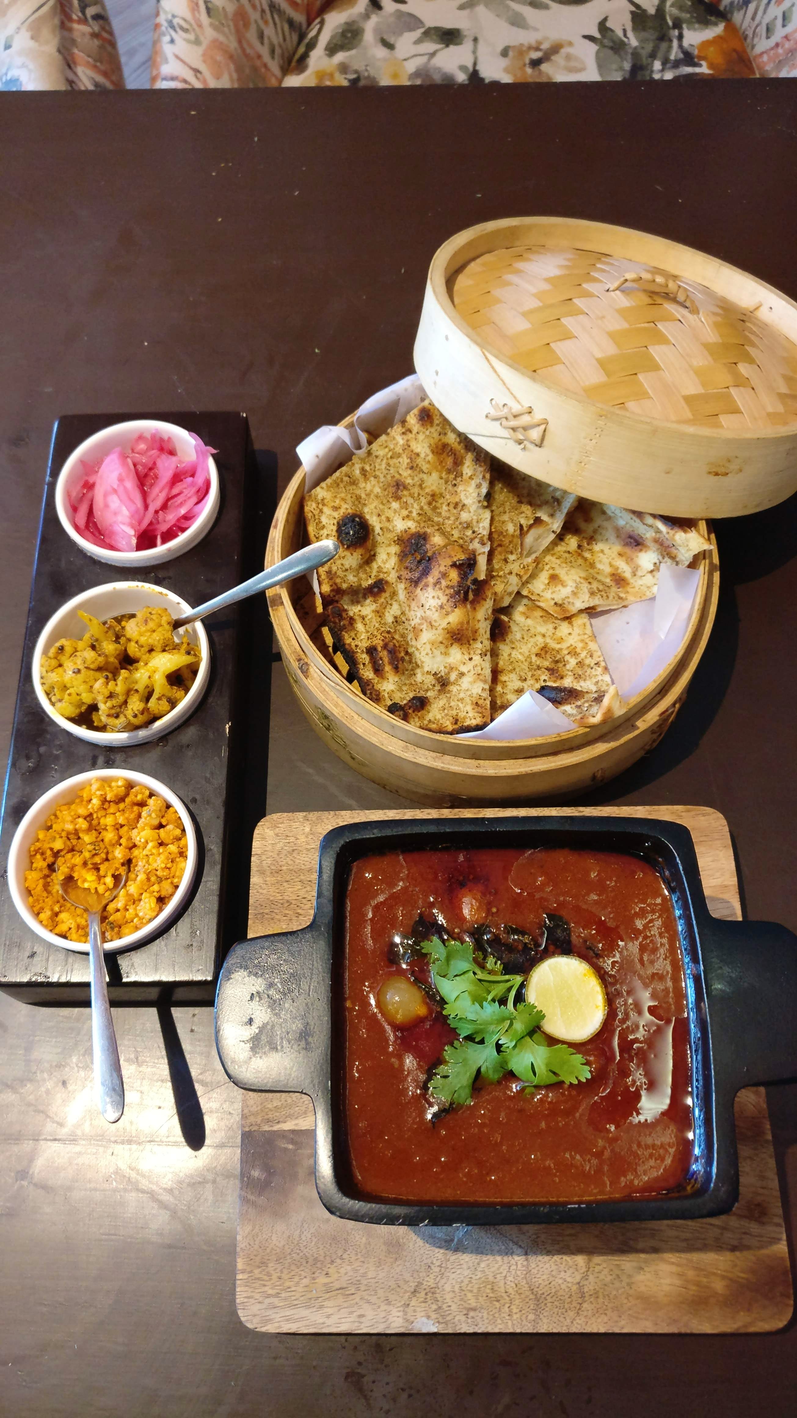 Dish,Food,Cuisine,Naan,Ingredient,Raita,Curry,Meal,Produce,Punjabi cuisine