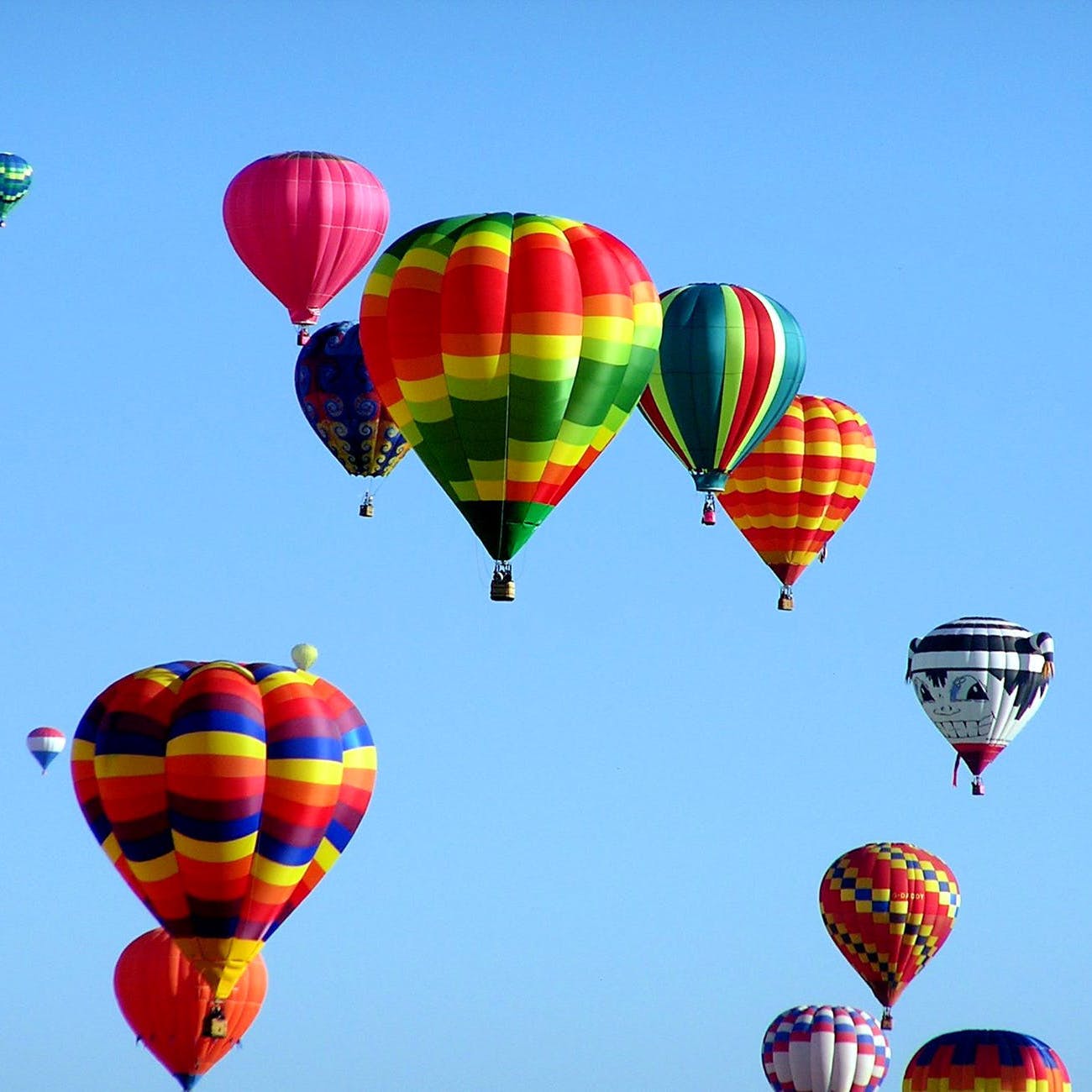 Hot air balloon,Hot air ballooning,Air sports,Balloon,Mode of transport,Daytime,Sky,Vehicle,Air travel,Recreation