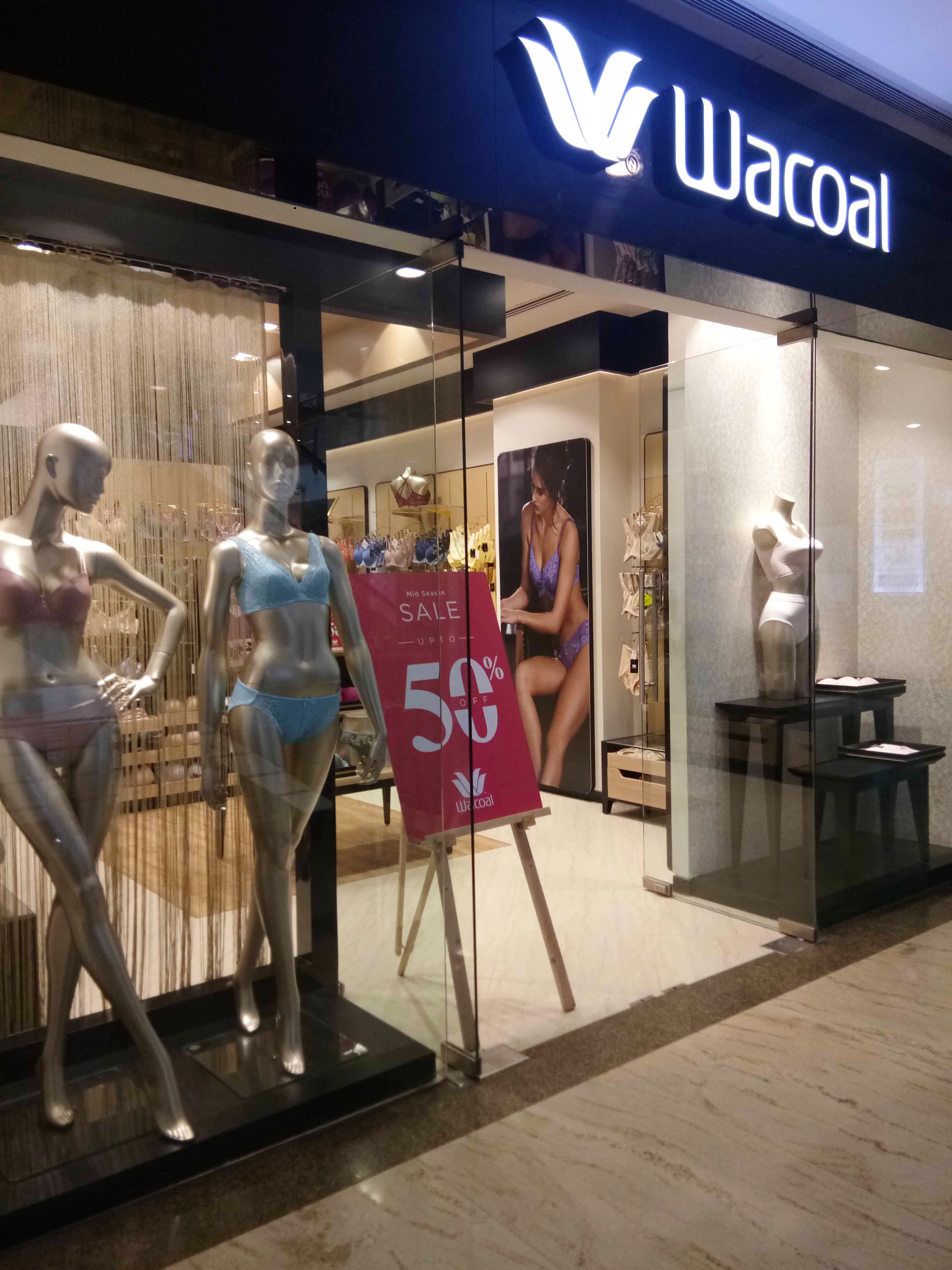 Display window,Boutique,Building,Retail,Display case,Outlet store