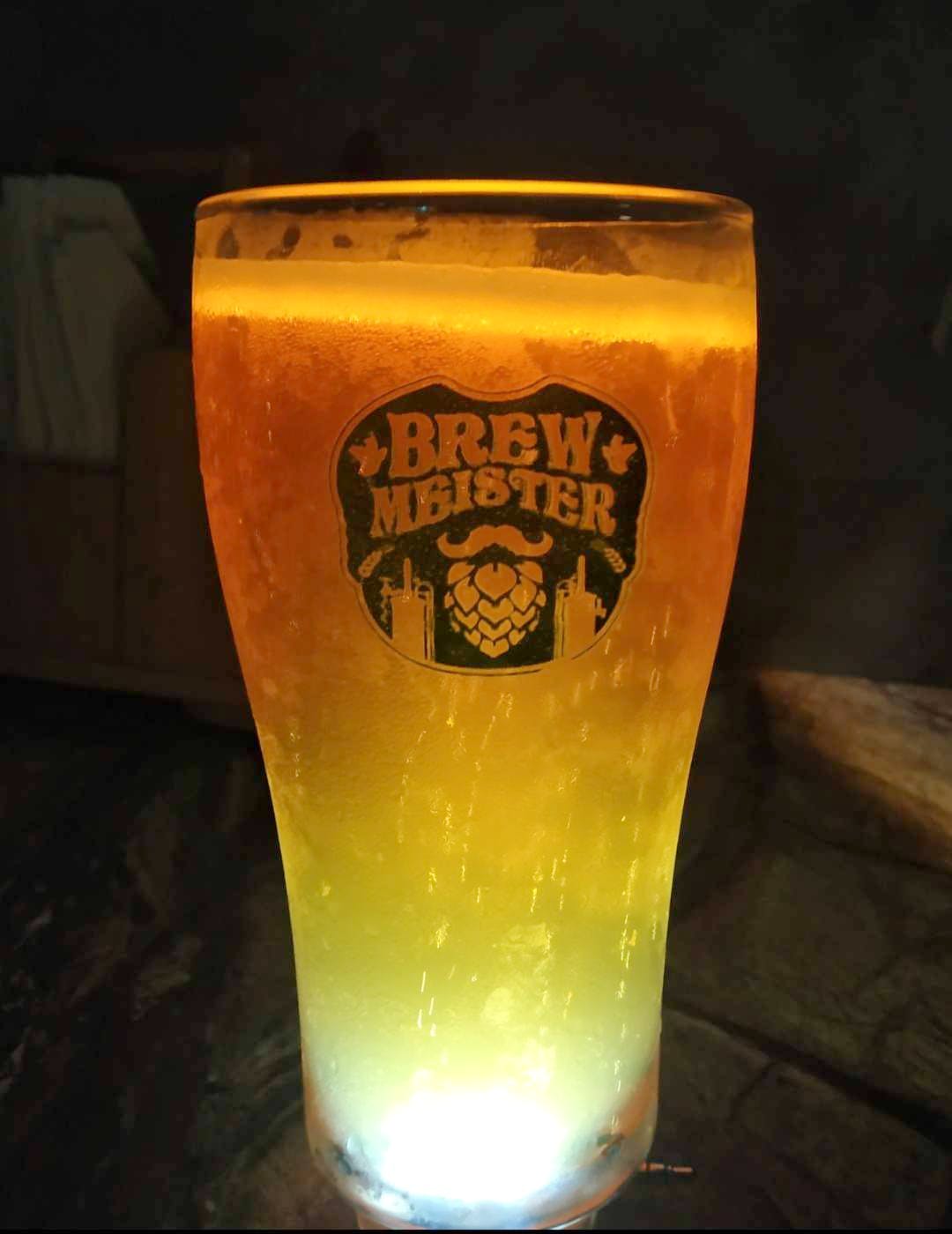 Pint glass,Beer glass,Drink,Light,Pint,Beer,Lager,Glass,Highball glass,Drinkware