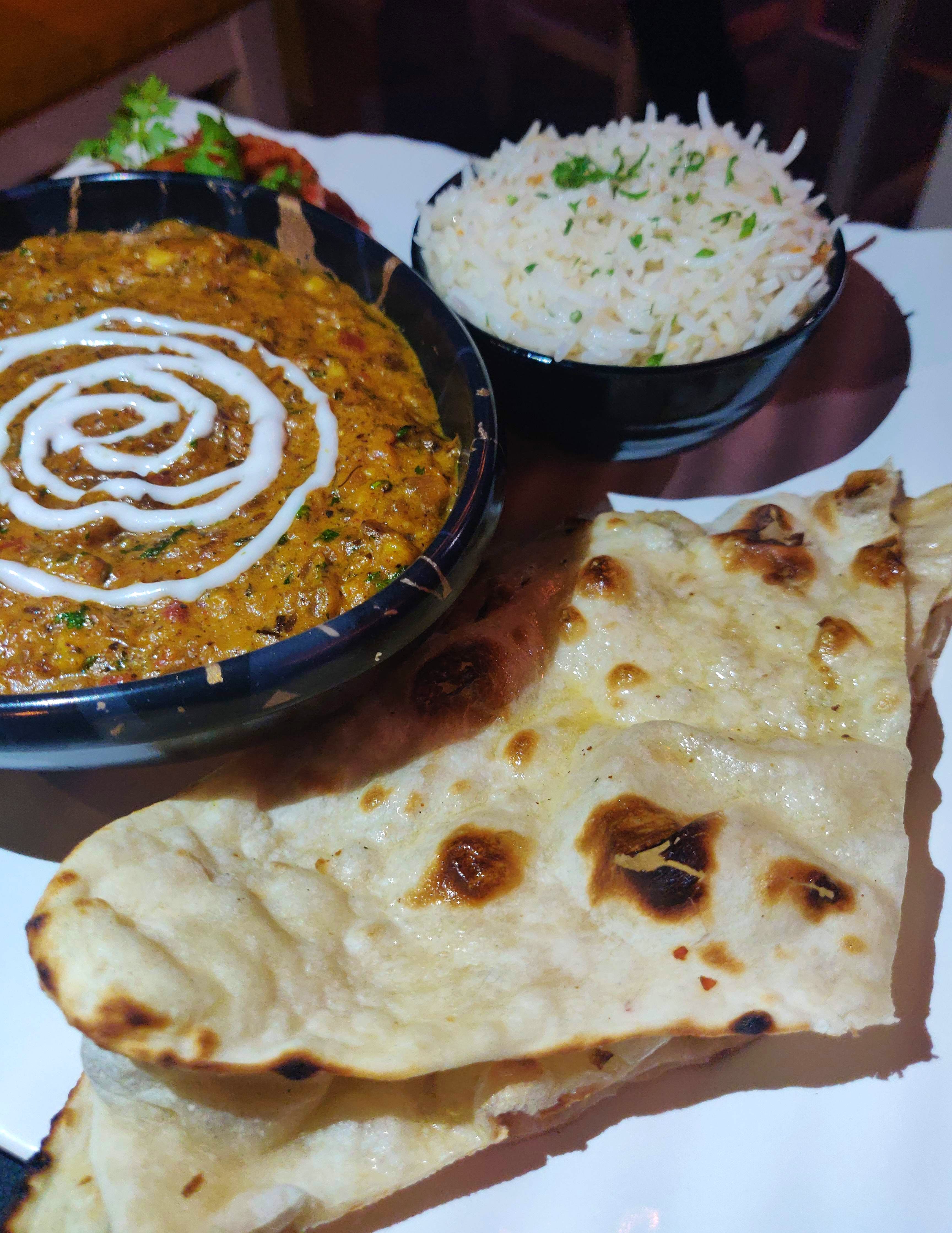 Dish,Food,Cuisine,Naan,Ingredient,Roti,Flatbread,Chapati,Punjabi cuisine,Kulcha