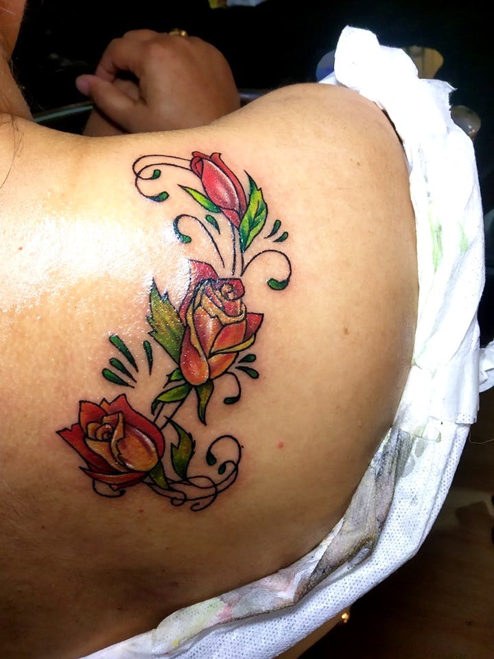 Tattoo,Shoulder,Back,Joint,Arm,Flower,Plant,Temporary tattoo,Human body,Muscle