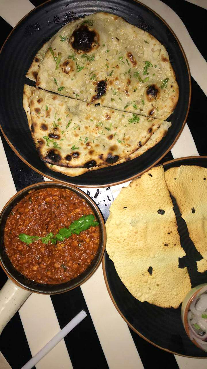 Food,Dish,Cuisine,Ingredient,Roti,Flatbread,Chapati,Naan,Indian cuisine,Paratha