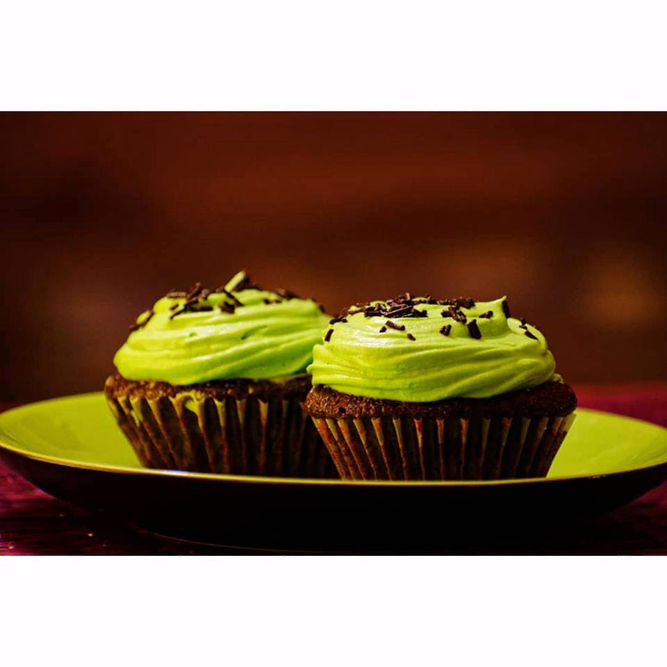 Cupcake,Green,Food,Baking cup,Muffin,Dessert,Icing,Cake,Cuisine,Baked goods