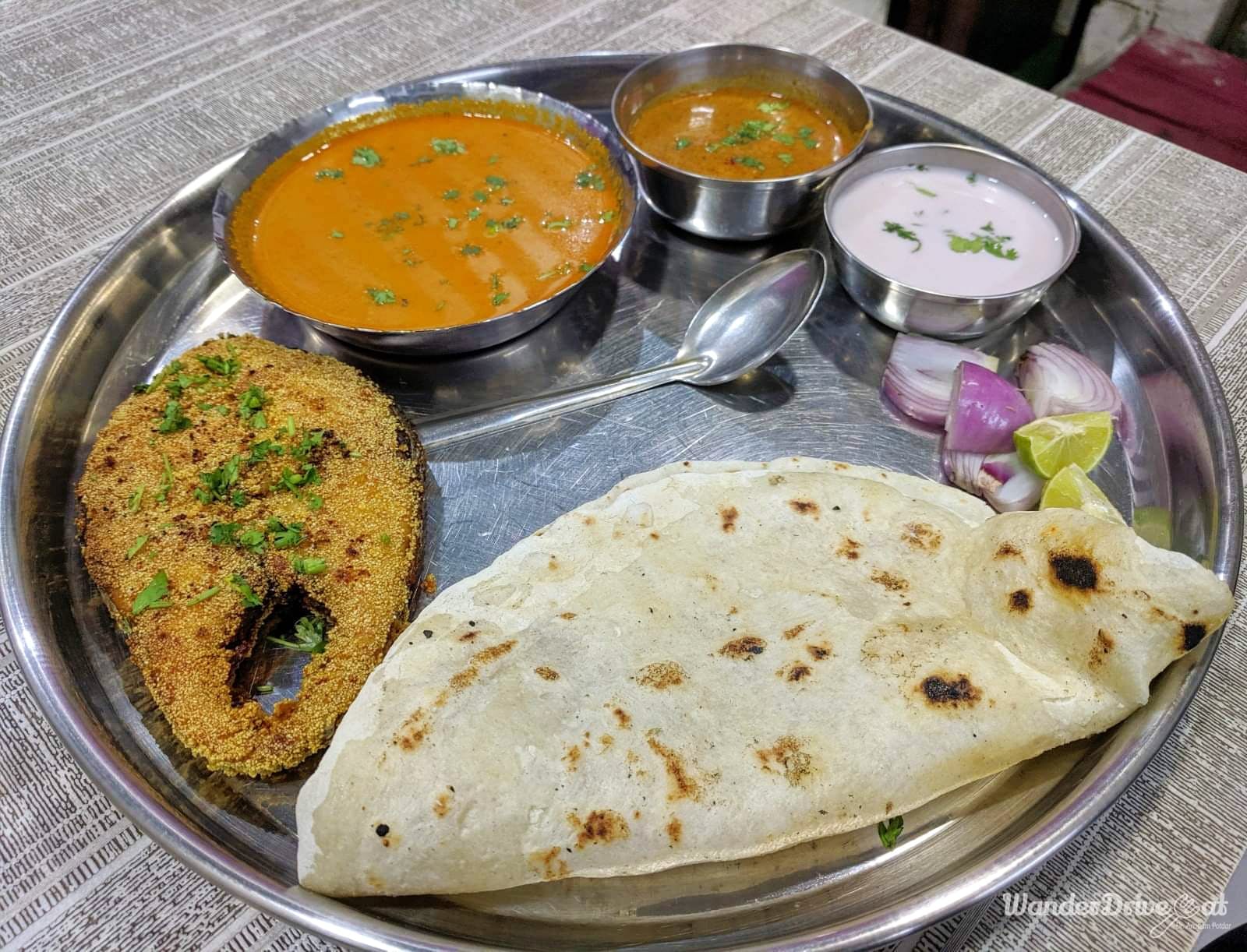 Dish,Food,Cuisine,Ingredient,Roti,Punjabi cuisine,Chapati,Naan,Paratha,Sindhi cuisine