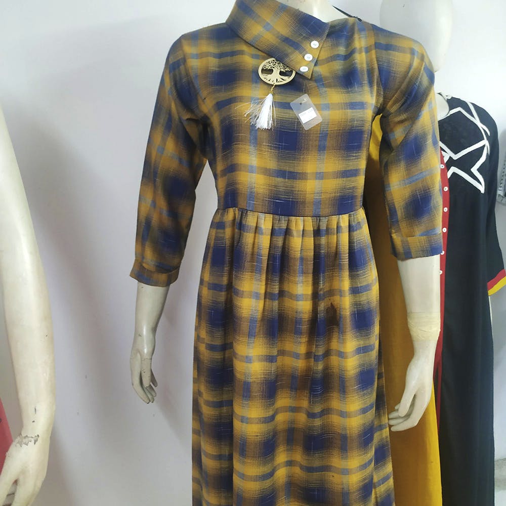 Plaid,Clothing,Tartan,Pattern,Day dress,Sleeve,Dress,Textile,Mannequin,Yellow