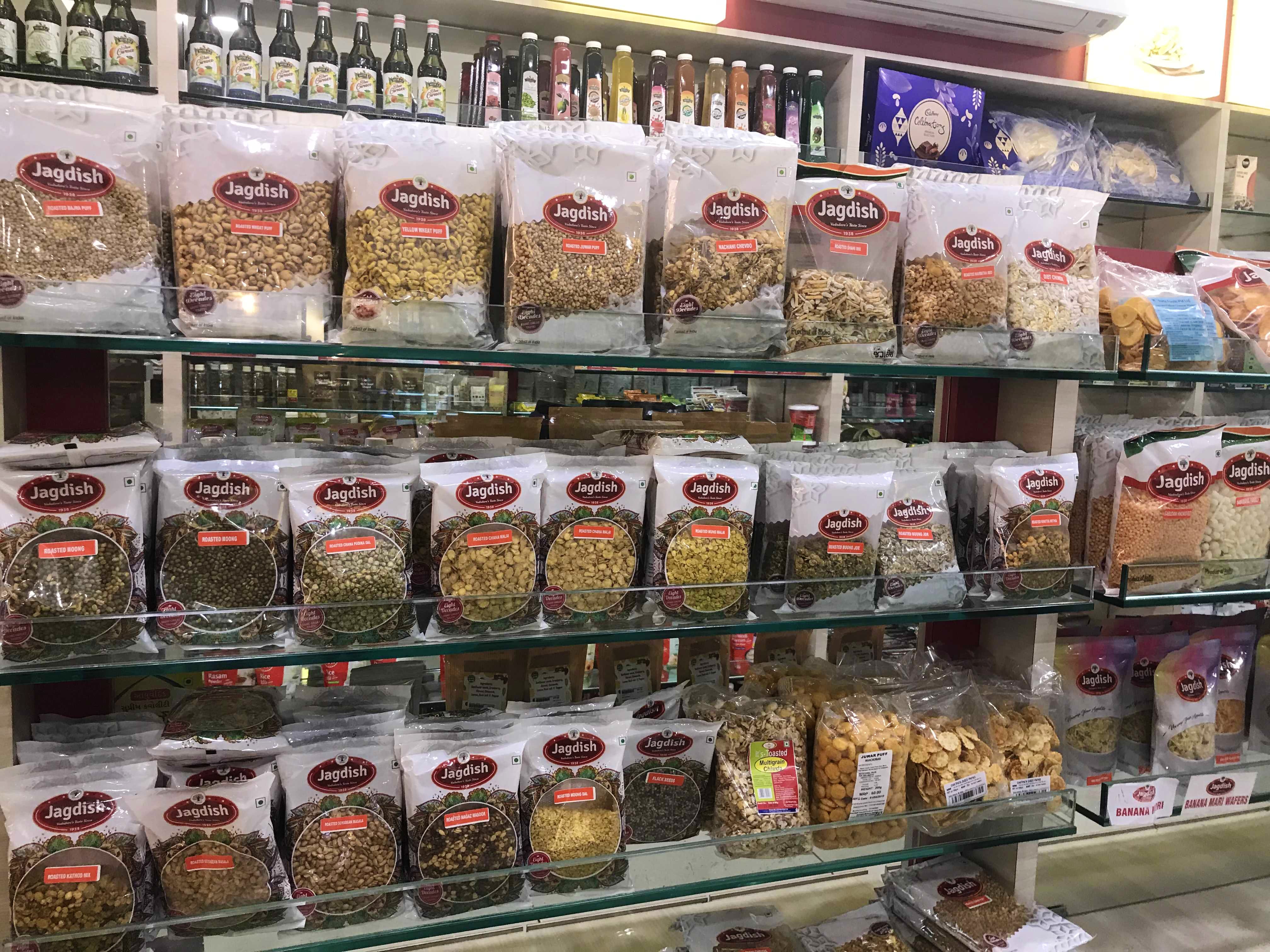 Convenience food,Collection,Food,Snack,Confectionery,Supermarket,Souvenir