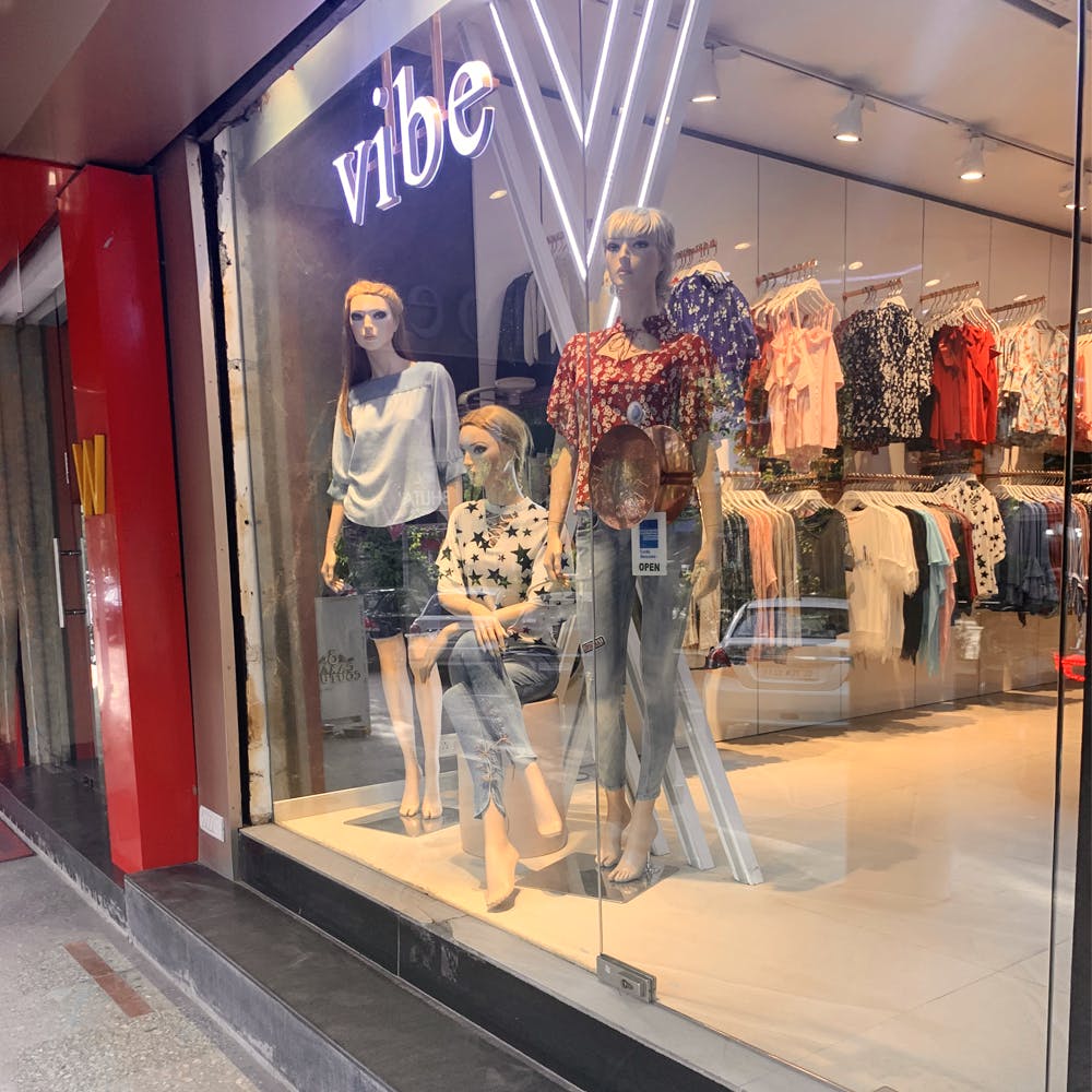 Display window,Display case,Retail,Boutique,Outlet store,Shopping mall,Building,Fashion,Window,Mannequin
