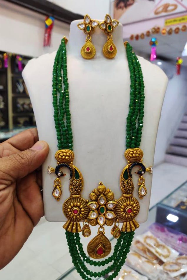 Jewellery,Fashion accessory,Necklace,Neck,Emerald