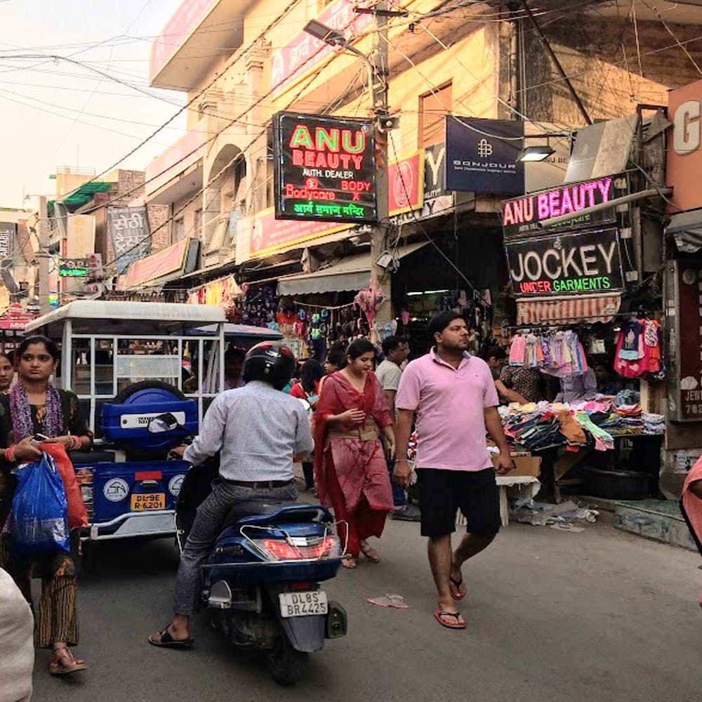 Mode of transport,Bazaar,Town,Transport,Market,Marketplace,Street,Human settlement,Public space,Neighbourhood
