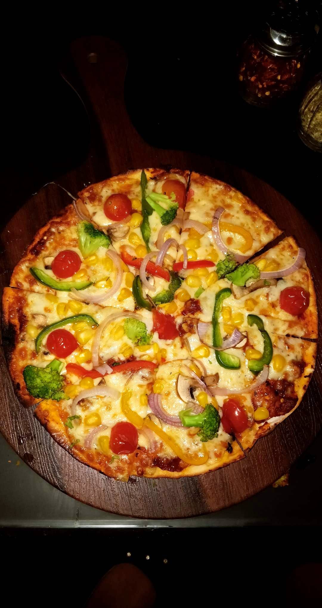 Dish,Food,Pizza,Cuisine,Pizza cheese,California-style pizza,Ingredient,Flatbread,Fast food,Junk food