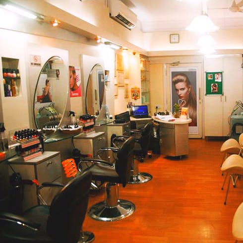 Beauty salon,Salon,Building,Barber chair,Hairdresser,Interior design,Room,Barber,Service,Furniture