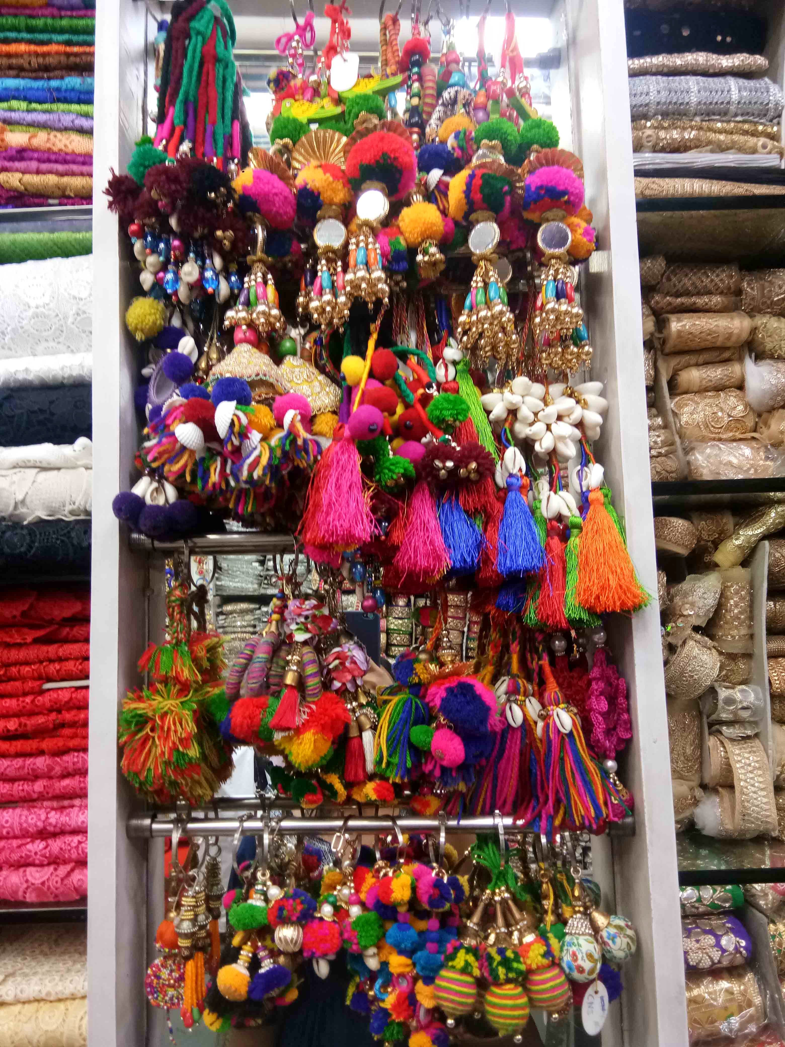 Public space,Market,Selling,Bazaar,Marketplace,Souvenir,Fashion accessory,City