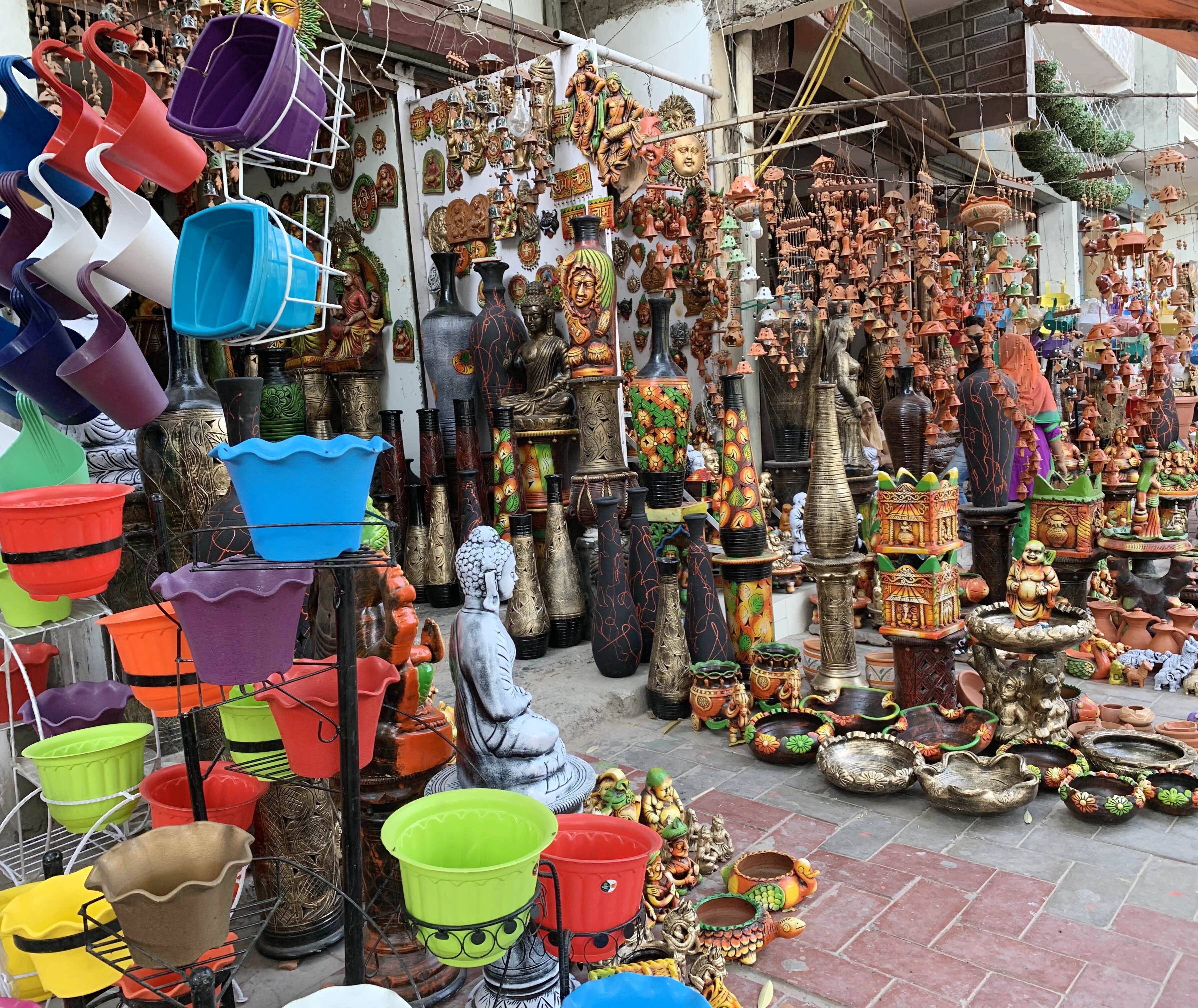 Bazaar,Selling,Market,Marketplace,Public space,Human settlement,Flea market,City,Building,Souvenir