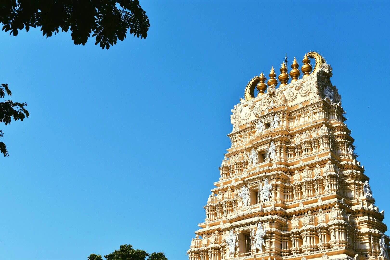 Hindu temple,Temple,Landmark,Sky,Place of worship,Building,Historic site,Architecture,Tower,Temple