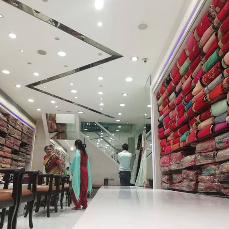 Update more than 128 saree boutique interiors