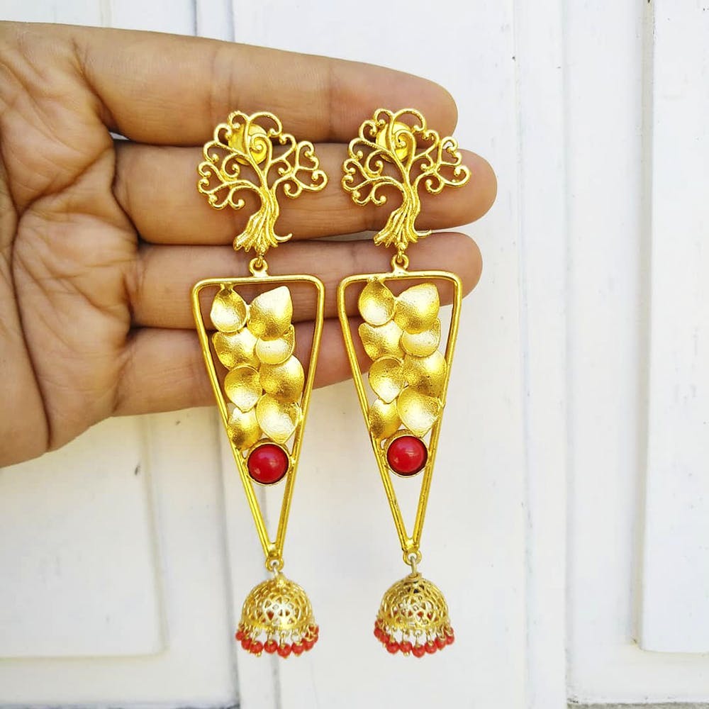 Jewellery,Fashion accessory,Yellow,Earrings,Gold,Finger,Body jewelry,Chain,Footwear,Ear