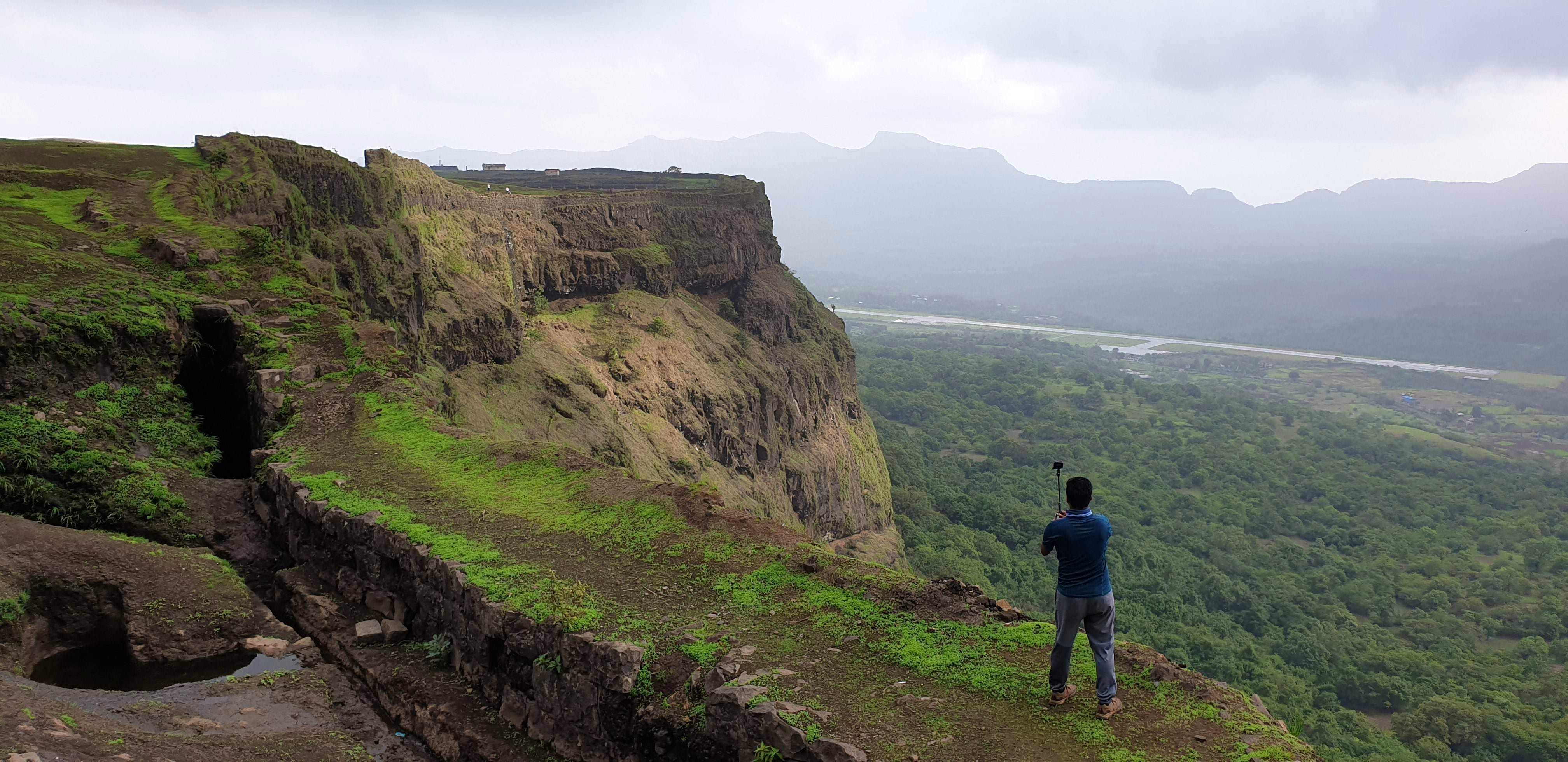 Mountainous landforms,Highland,Cliff,Mountain,Hill,Hill station,Atmospheric phenomenon,Ridge,Terrain,Escarpment