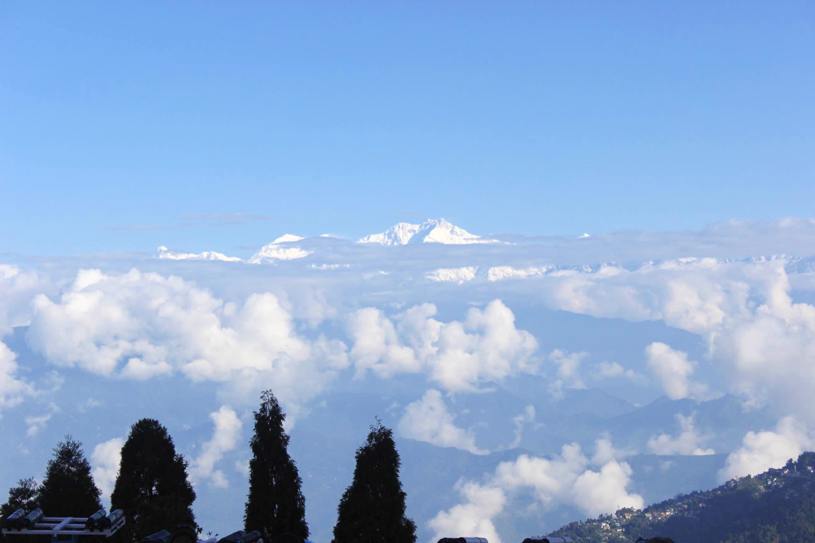 Mountainous landforms,Sky,Mountain,Mountain range,Cloud,Atmospheric phenomenon,Alps,Ridge,Massif,Hill station