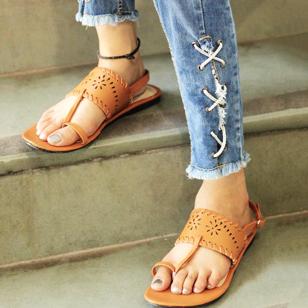 Footwear,Sandal,Leg,Ankle,Toe,Human leg,Shoe,Jeans,Joint,Fashion