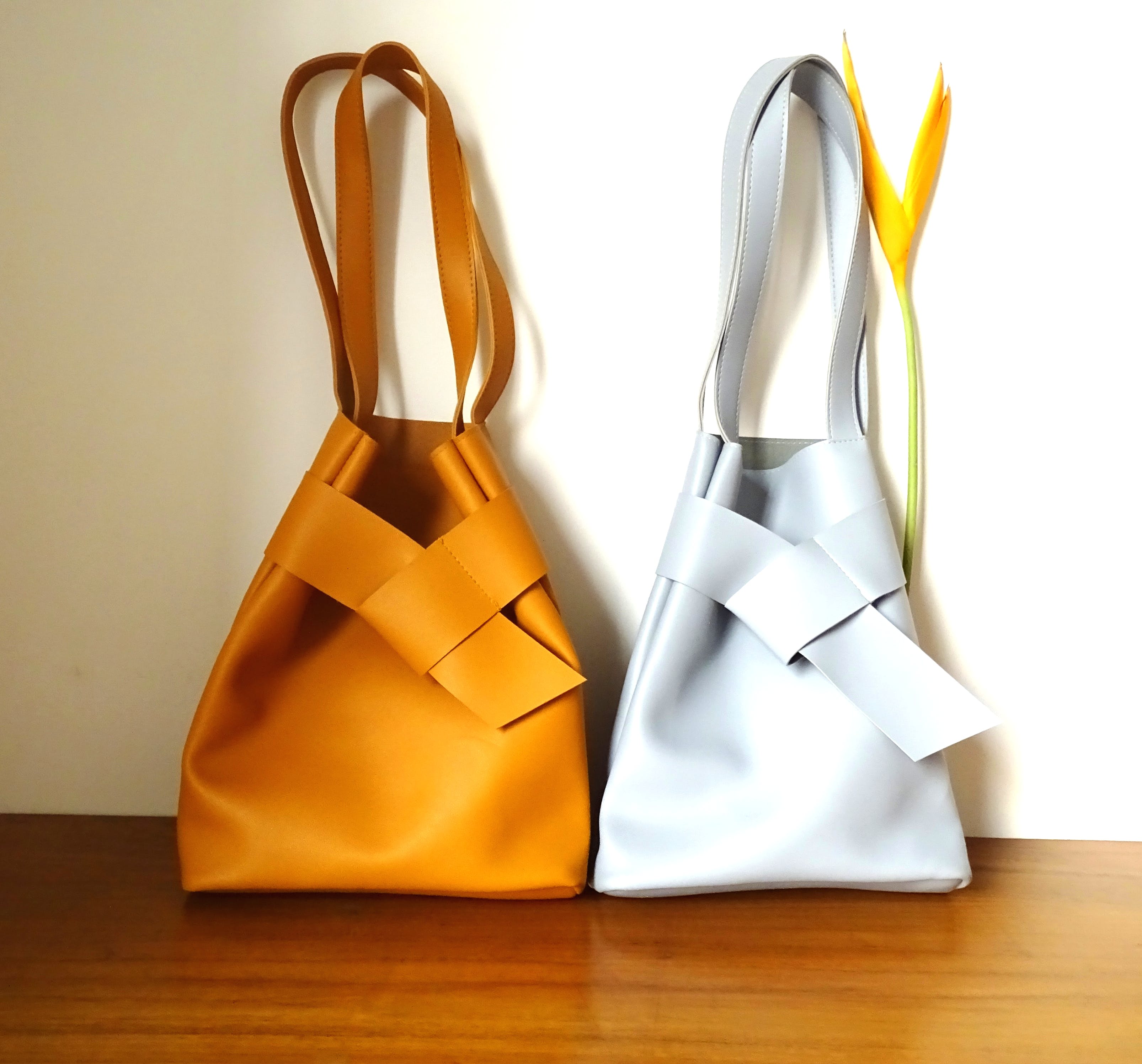 Handbag,Bag,Yellow,Hobo bag,Tote bag,Shoulder bag,Fashion accessory,Leather,Luggage and bags