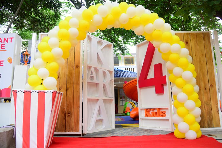 Decoration,Arch,Balloon,Party supply,Architecture,Party