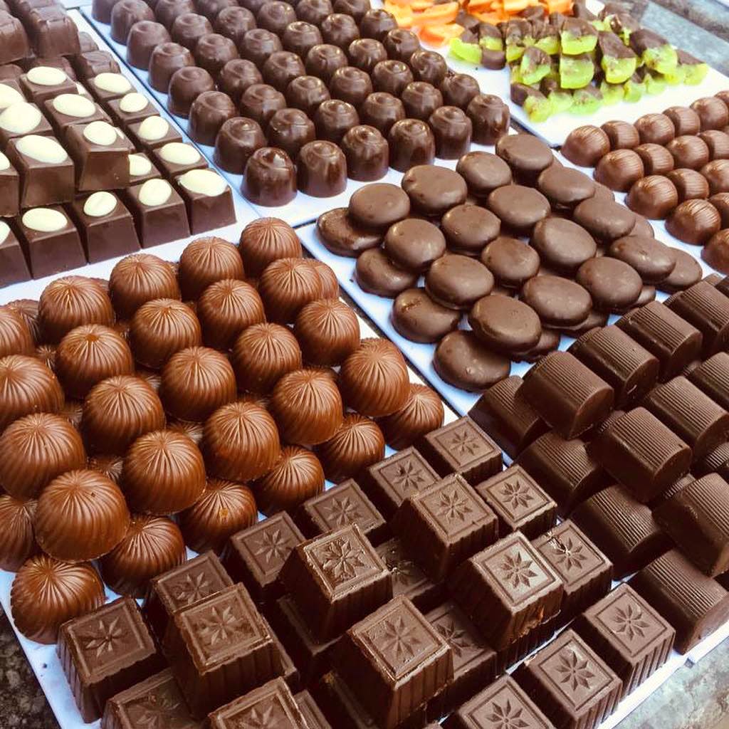 Food,Chocolate,Chocolate truffle,Confectionery,Sweetness,Cuisine,Bonbon,Mozartkugel,Praline,Ganache