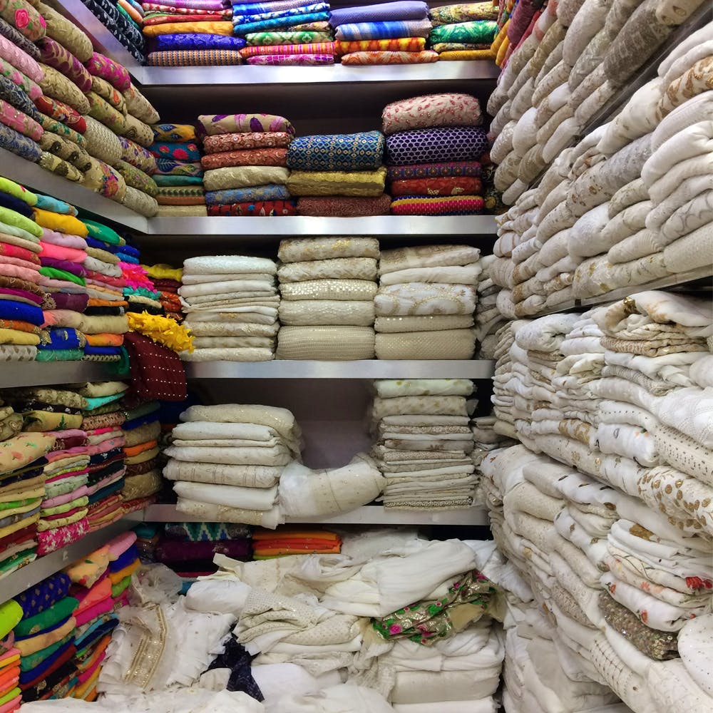 ये है सीलमपुर मार्केट Seelampur Thursday Patri Market Delhi | Bridal Lehenga  Chuda Box Fabric market - YouTube