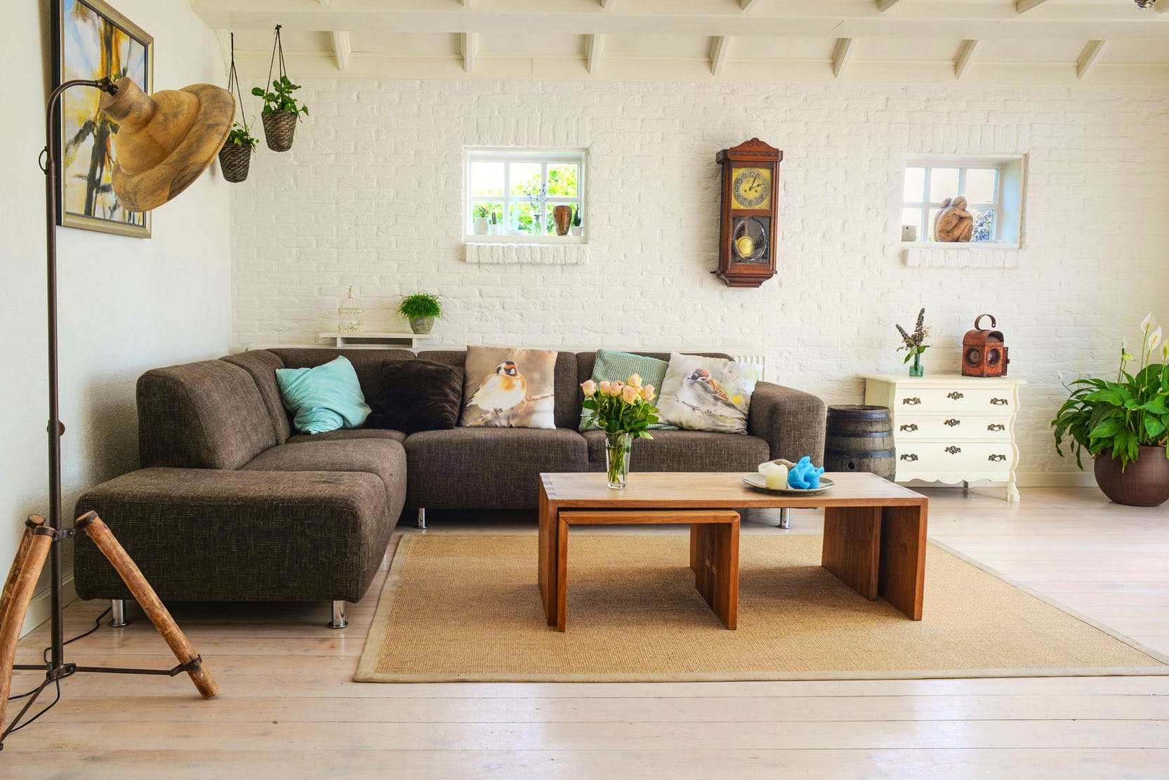Living room,Room,Interior design,Furniture,Floor,Green,Property,Table,Coffee table,Wall