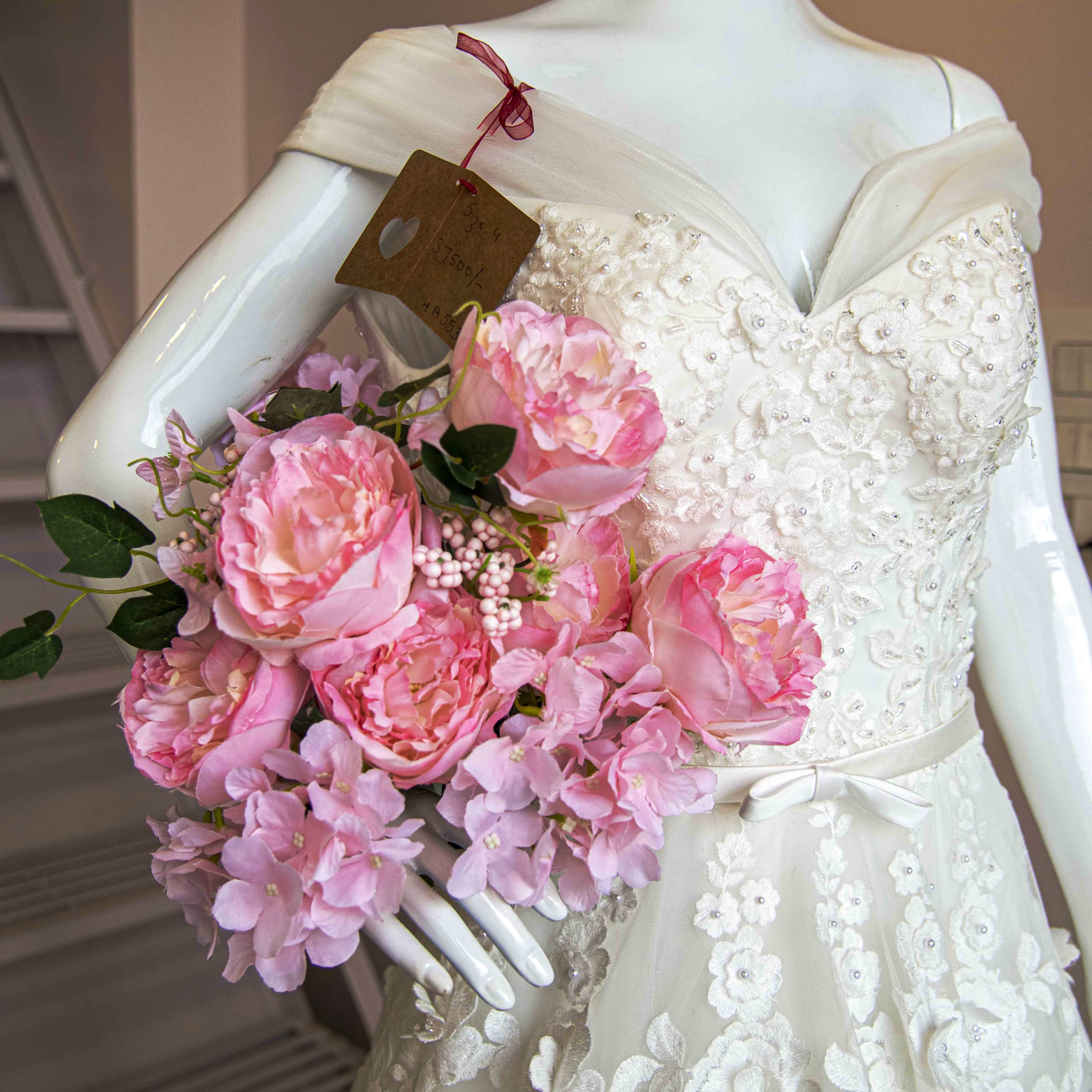 Pink,Dress,White,Bouquet,Clothing,Flower,Gown,Cut flowers,Wedding dress,Shoulder