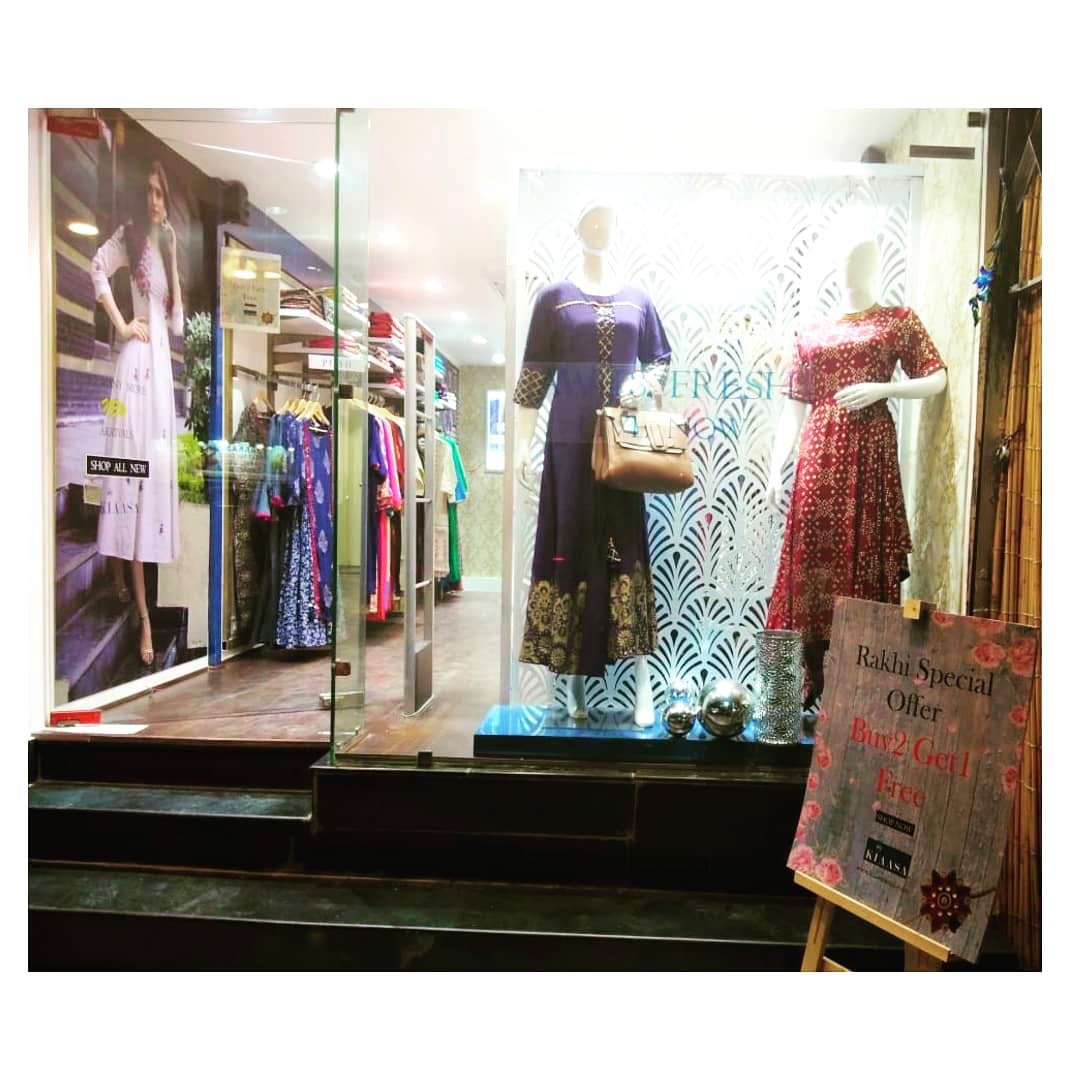 Clothing,Boutique,Snapshot,Pink,Fashion,Dress,Retail,Display window,Window,Textile