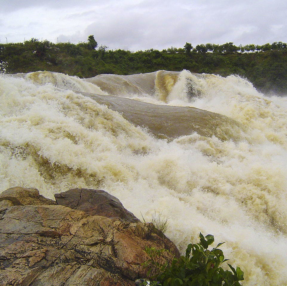 Water resources,Body of water,Rapid,Water,Watercourse,River,Chute,Wave,Geological phenomenon,Waterfall