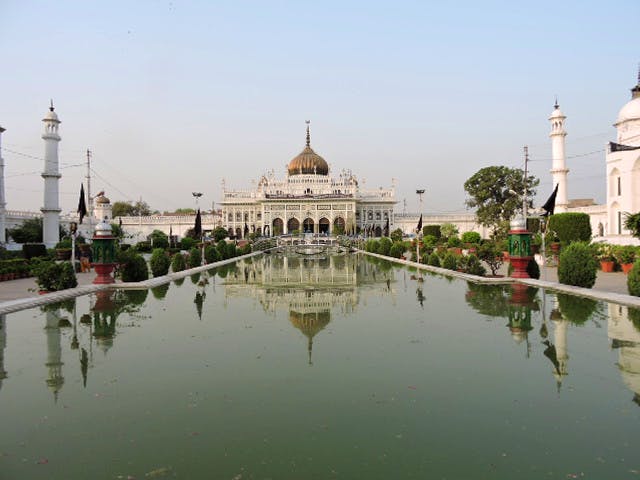 Reflection,Reflecting pool,Landmark,Water,Holy places,Building,Place of worship,Mosque,Waterway,Dome