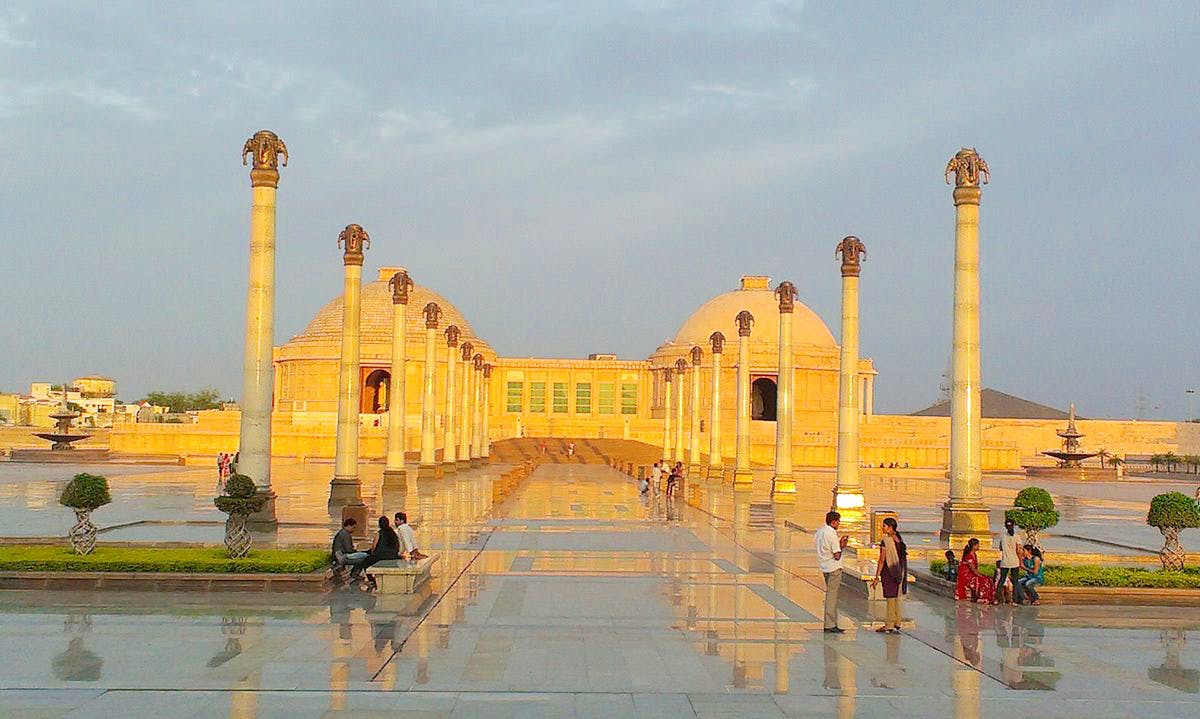 Building,Architecture,Historic site,Tourism,Tourist attraction,Monument,Mosque,Column