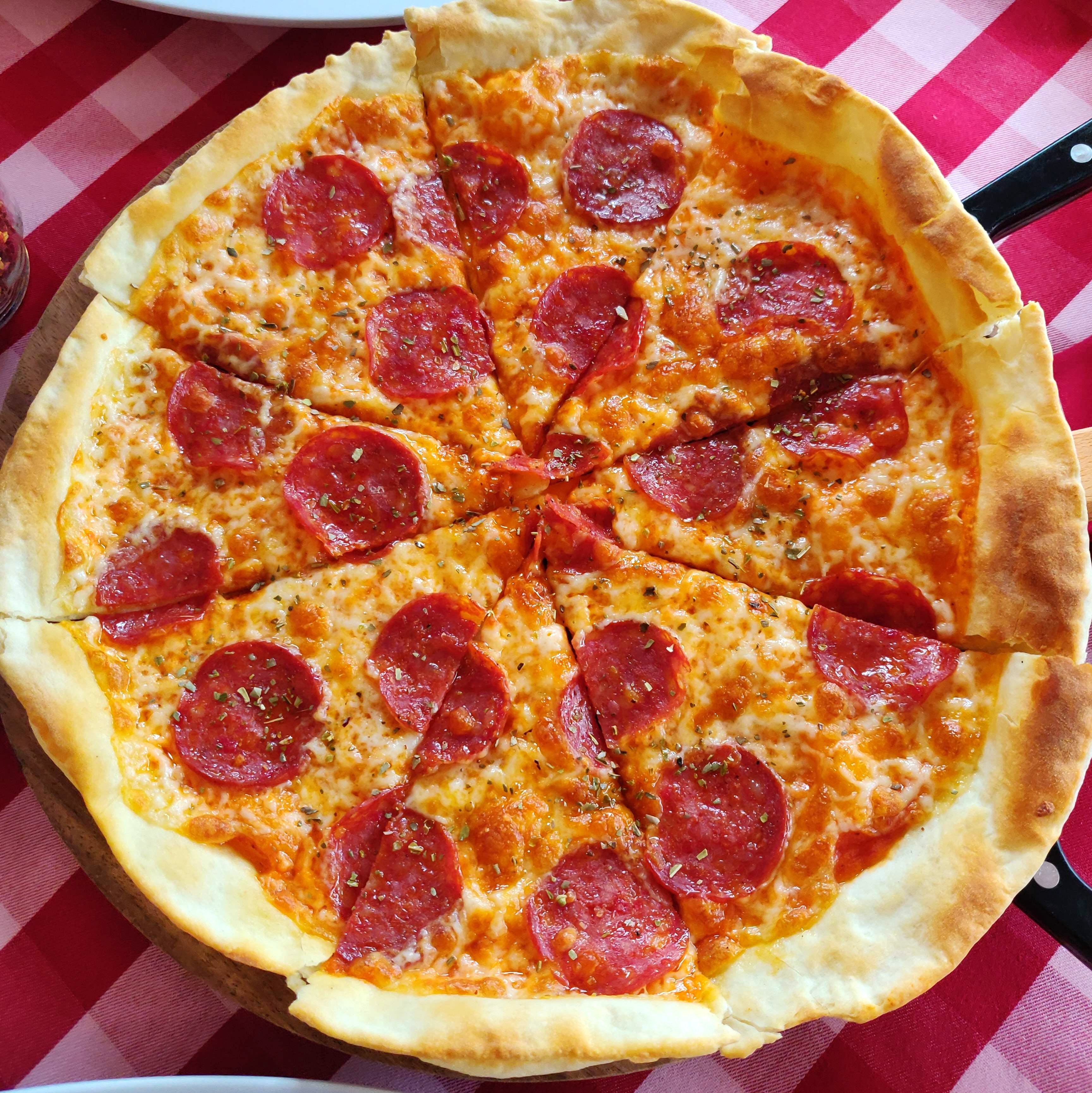 Dish,Food,Pizza,Cuisine,Pepperoni,Pizza cheese,California-style pizza,Ingredient,Junk food,Sicilian pizza