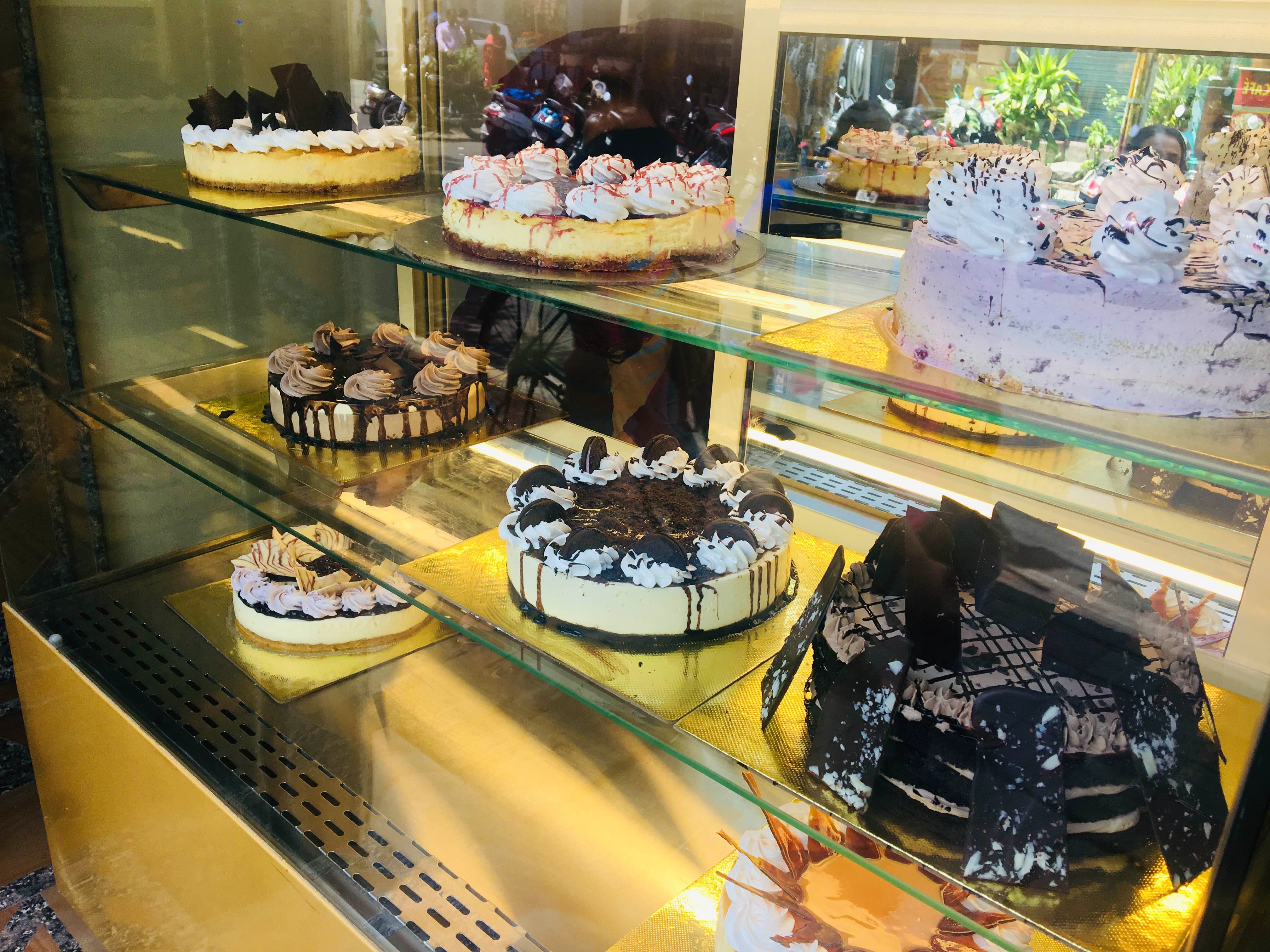 Bakery,Display case,Pâtisserie,Dessert,Food,Cuisine,Sweetness,Chocolate,Baked goods,Frozen dessert