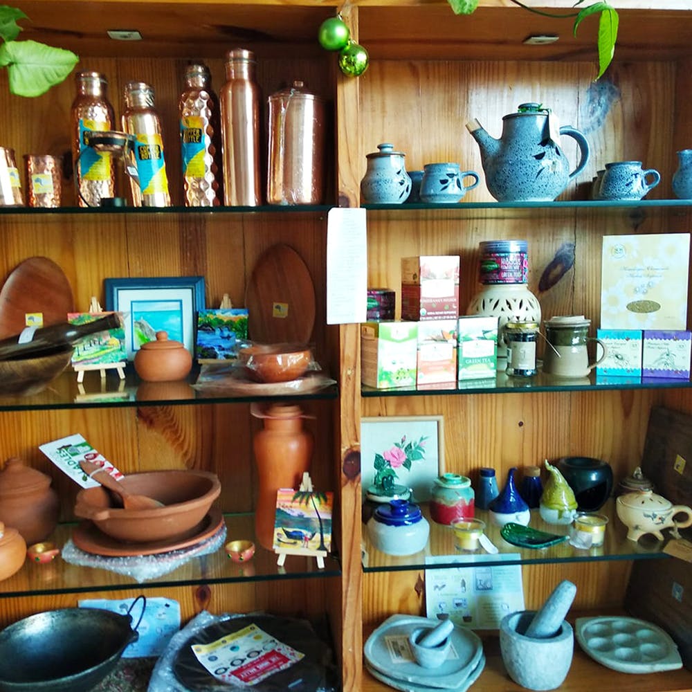 Shelf,Room,Pottery,Shelving,Porcelain,Collection,Ceramic,Furniture,House,Tableware