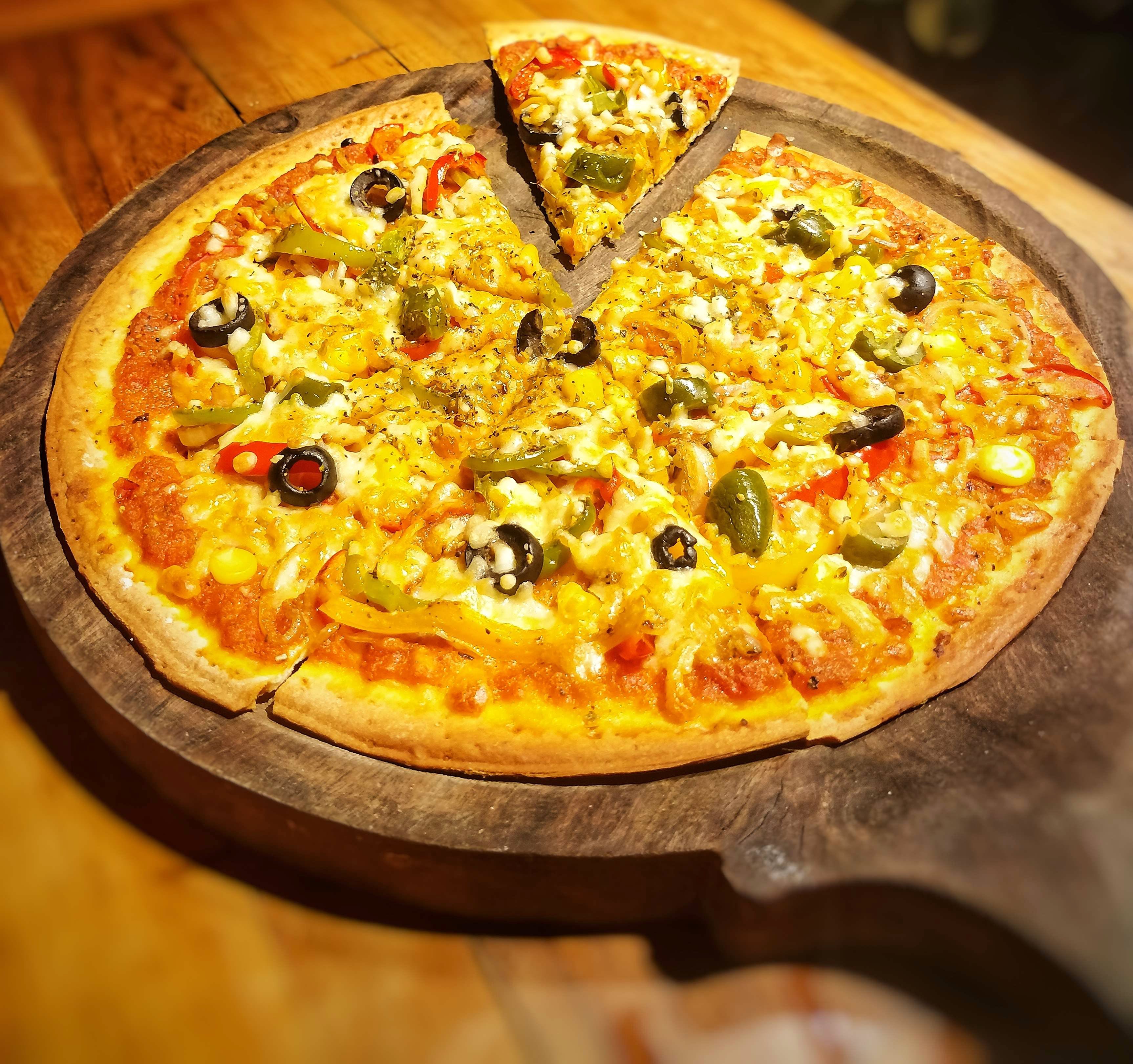 Dish,Food,Cuisine,Pizza cheese,Pizza,California-style pizza,Ingredient,Junk food,Italian food,Tarte flambée