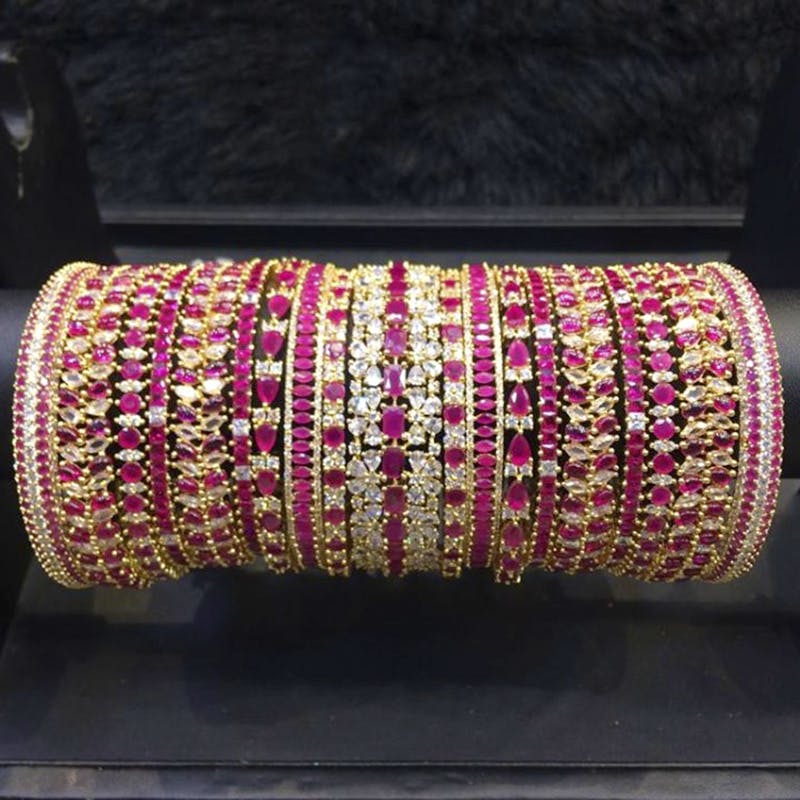 Bangle,Pink,Jewellery,Magenta,Fashion accessory,Maroon,Bracelet