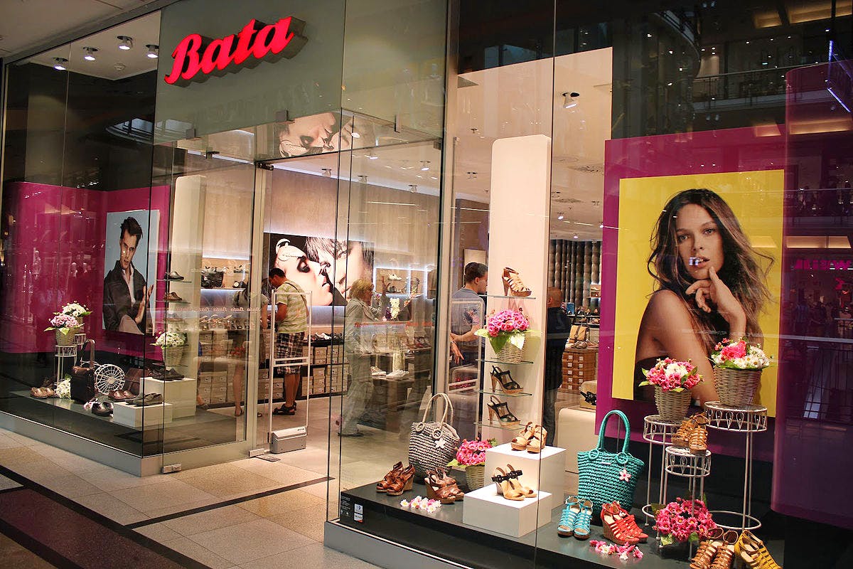 Display case,Display window,Retail,Boutique,Building,Pink,Fashion,Shopping mall,Outlet store,Interior design