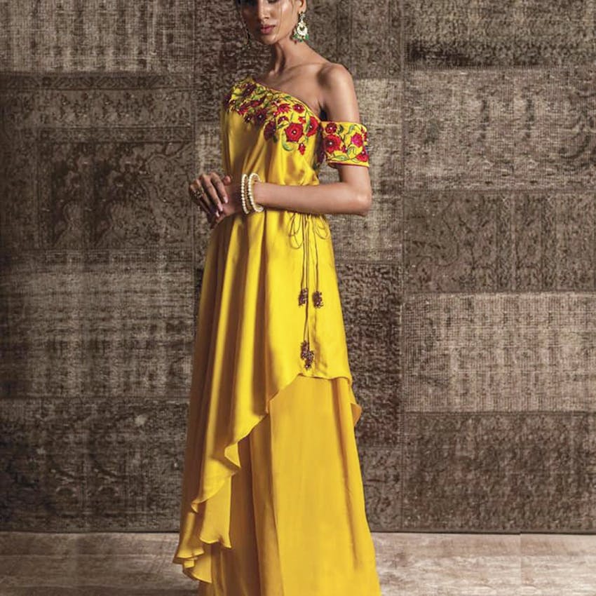 Clothing,Yellow,Dress,Shoulder,Fashion model,Formal wear,Gown,Fashion,Joint,A-line