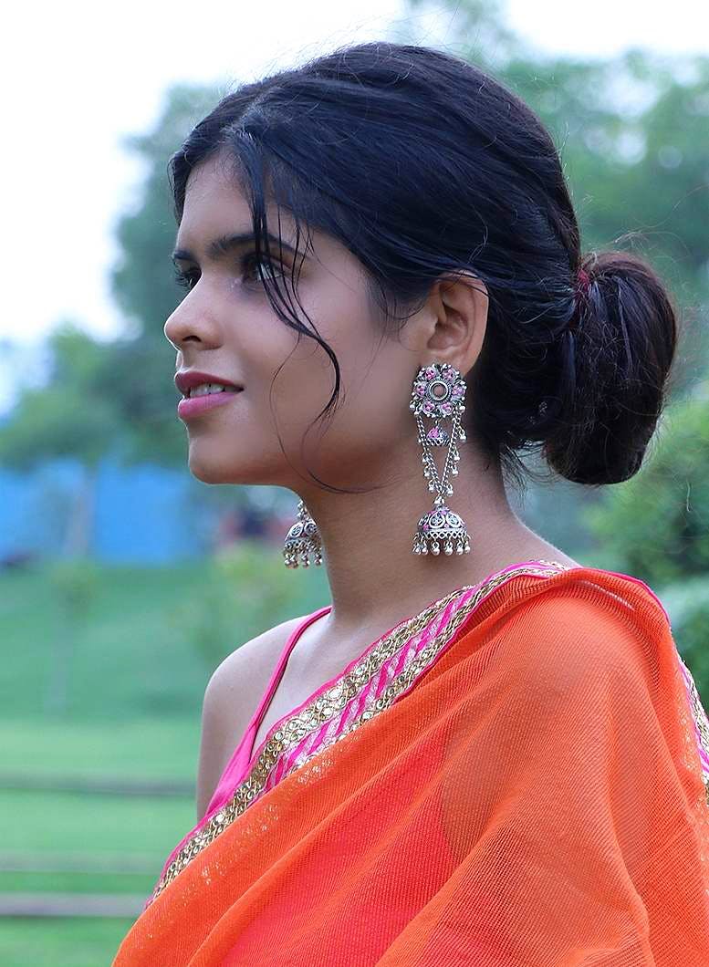 Hair,Hairstyle,Lady,Neck,Ear,Photography,Black hair,Chignon,Jewellery,Photo shoot