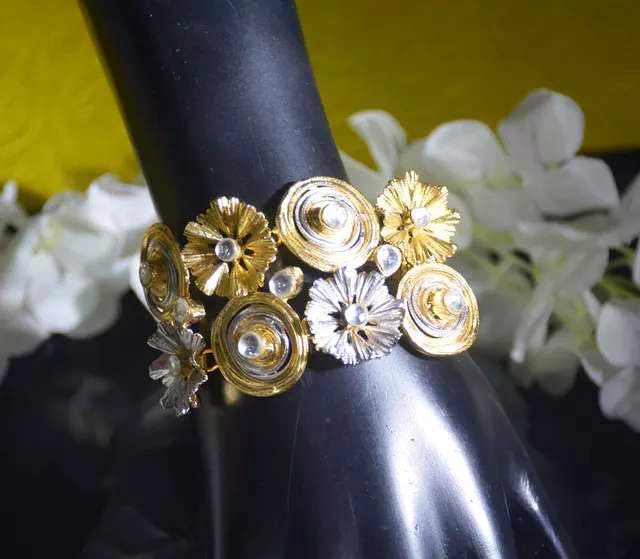 Fashion accessory,Jewellery,Silver,Diamond,Metal,Flower,Bouquet,Plant,Ring,Gemstone