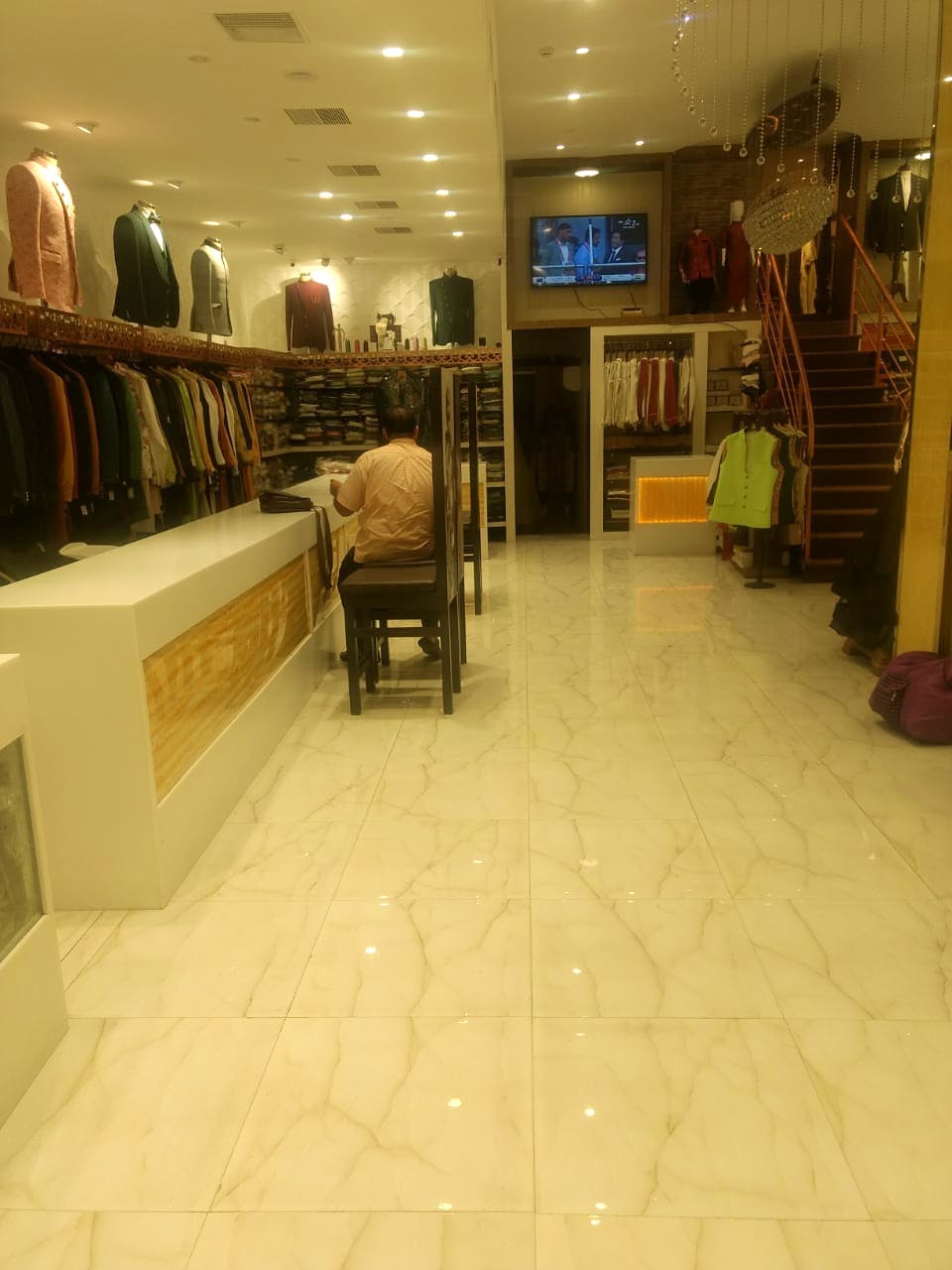 Floor,Tile,Flooring,Building,Room,Interior design,Shopping mall